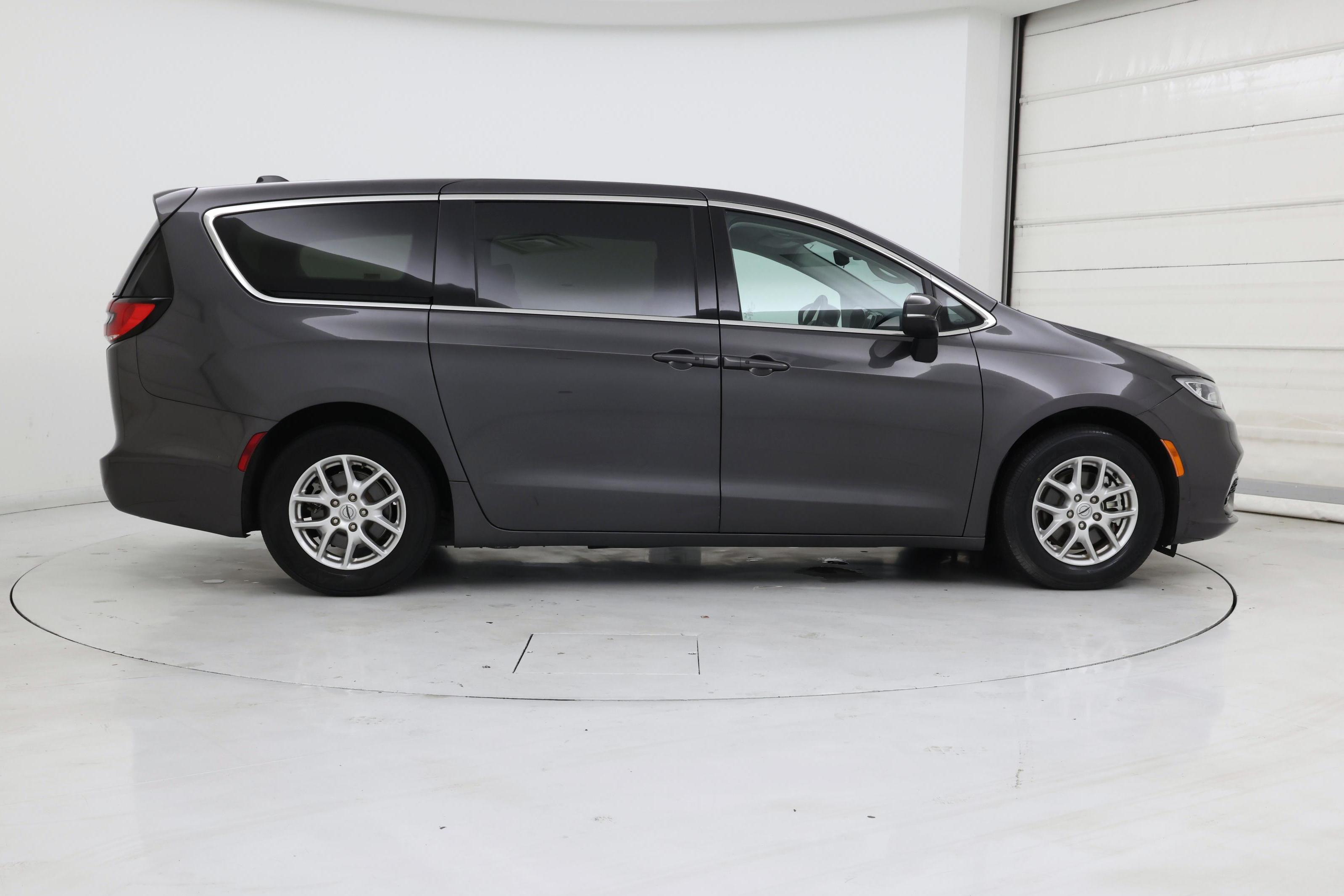 Thumbnail: 2023 Chrysler Pacifica - 7