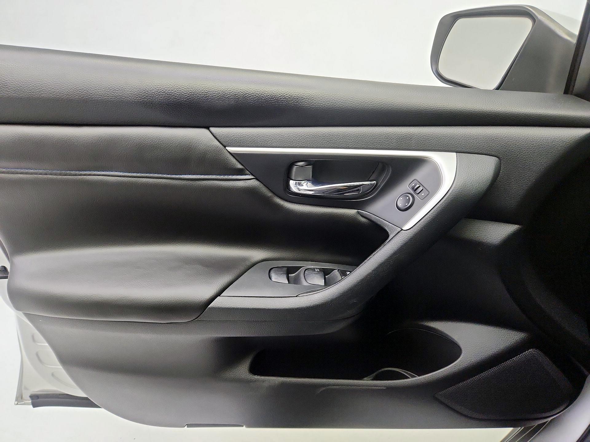 Thumbnail: 2016 Nissan Altima - 12