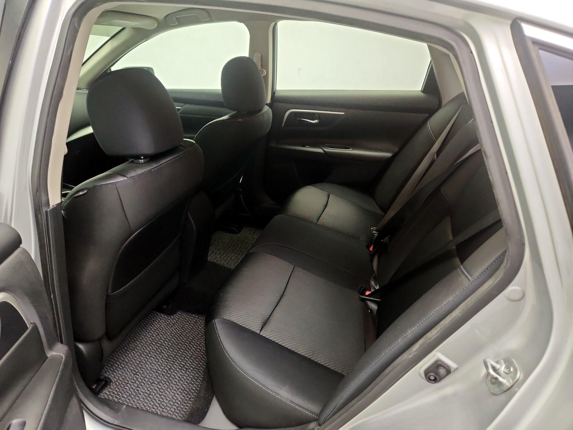 Thumbnail: 2016 Nissan Altima - 18