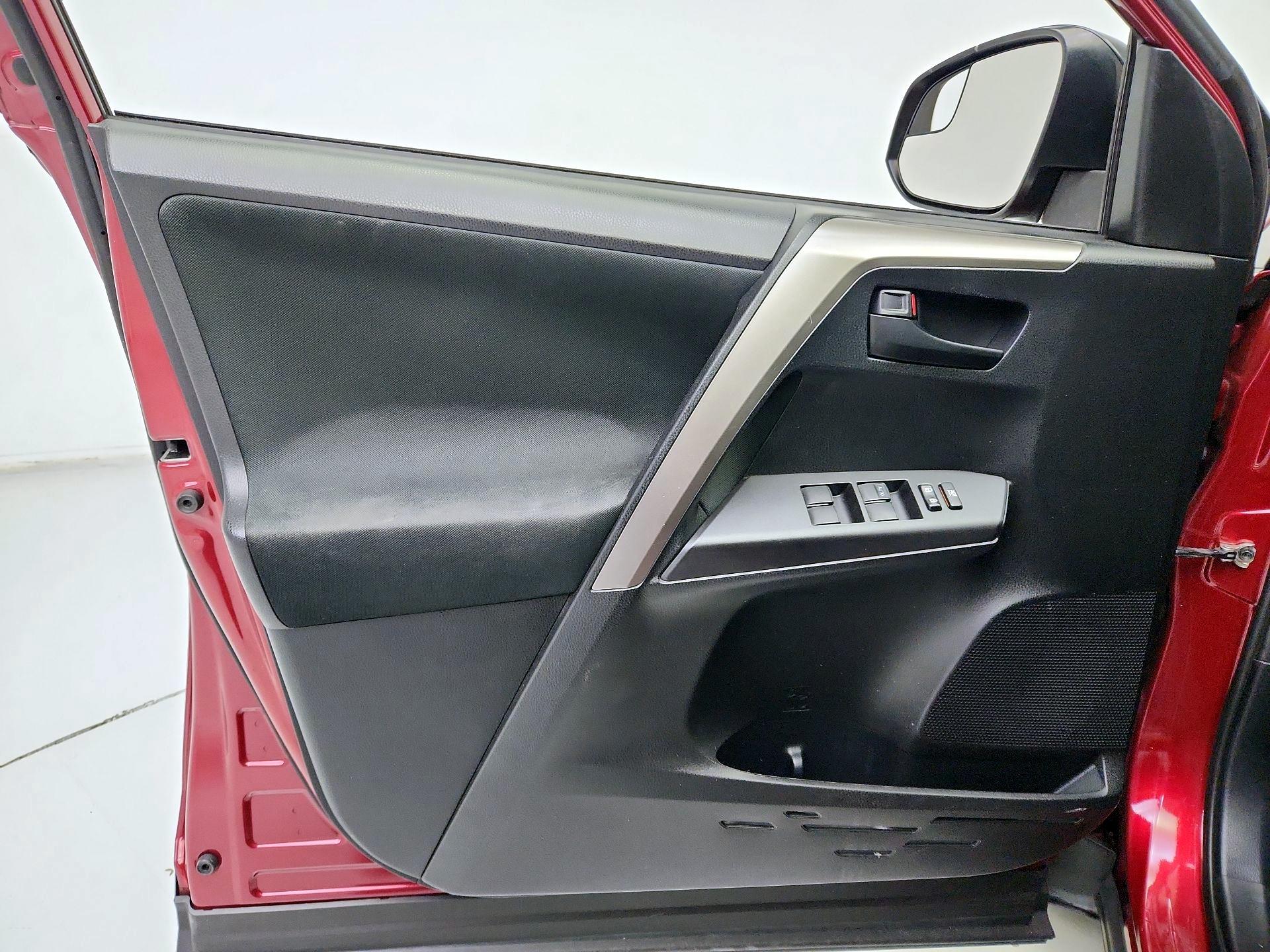 Thumbnail: 2018 Toyota RAV4 - 12