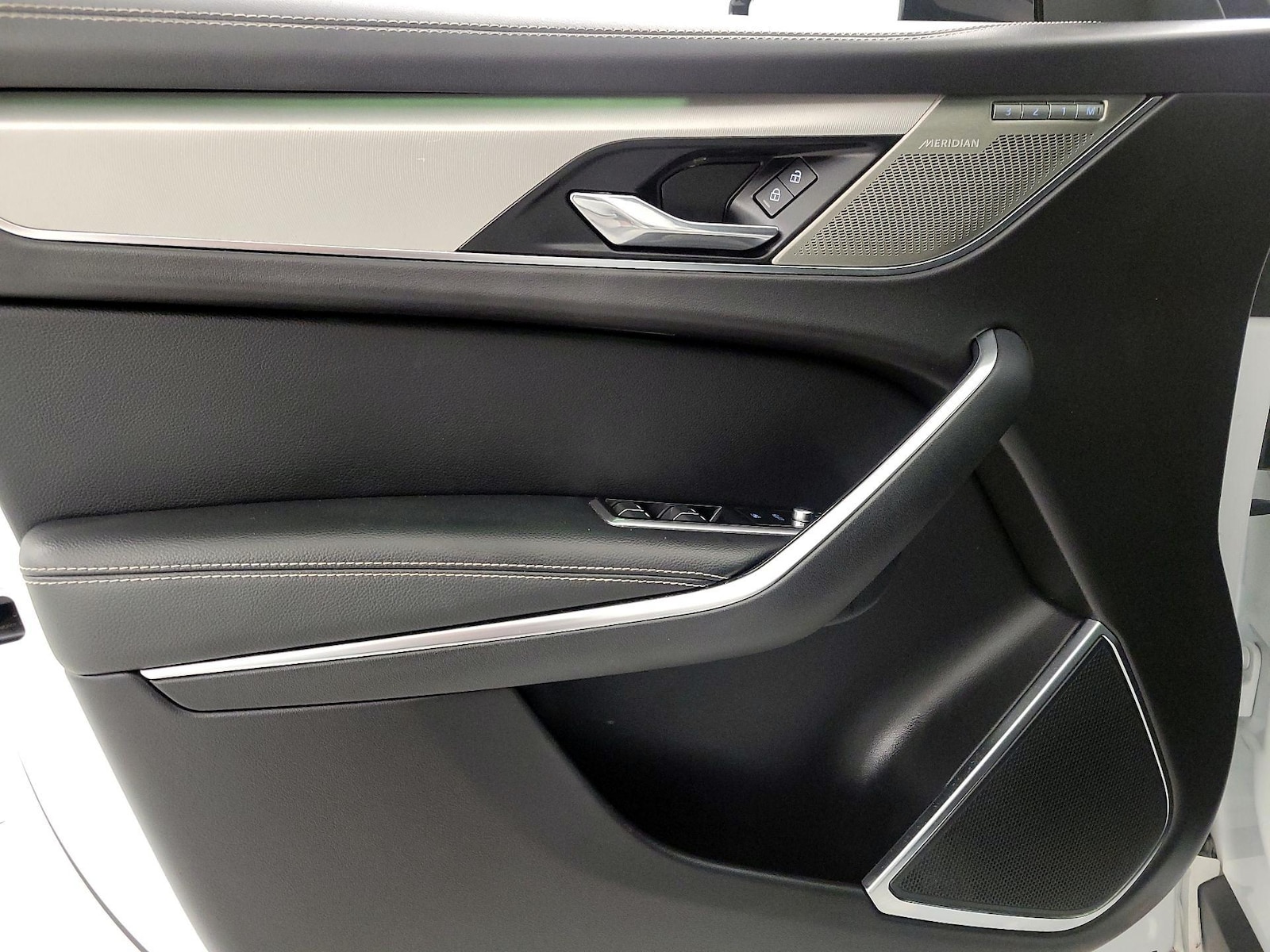 2025 Jaguar F-PACE R-Dynamic S - Photo 13