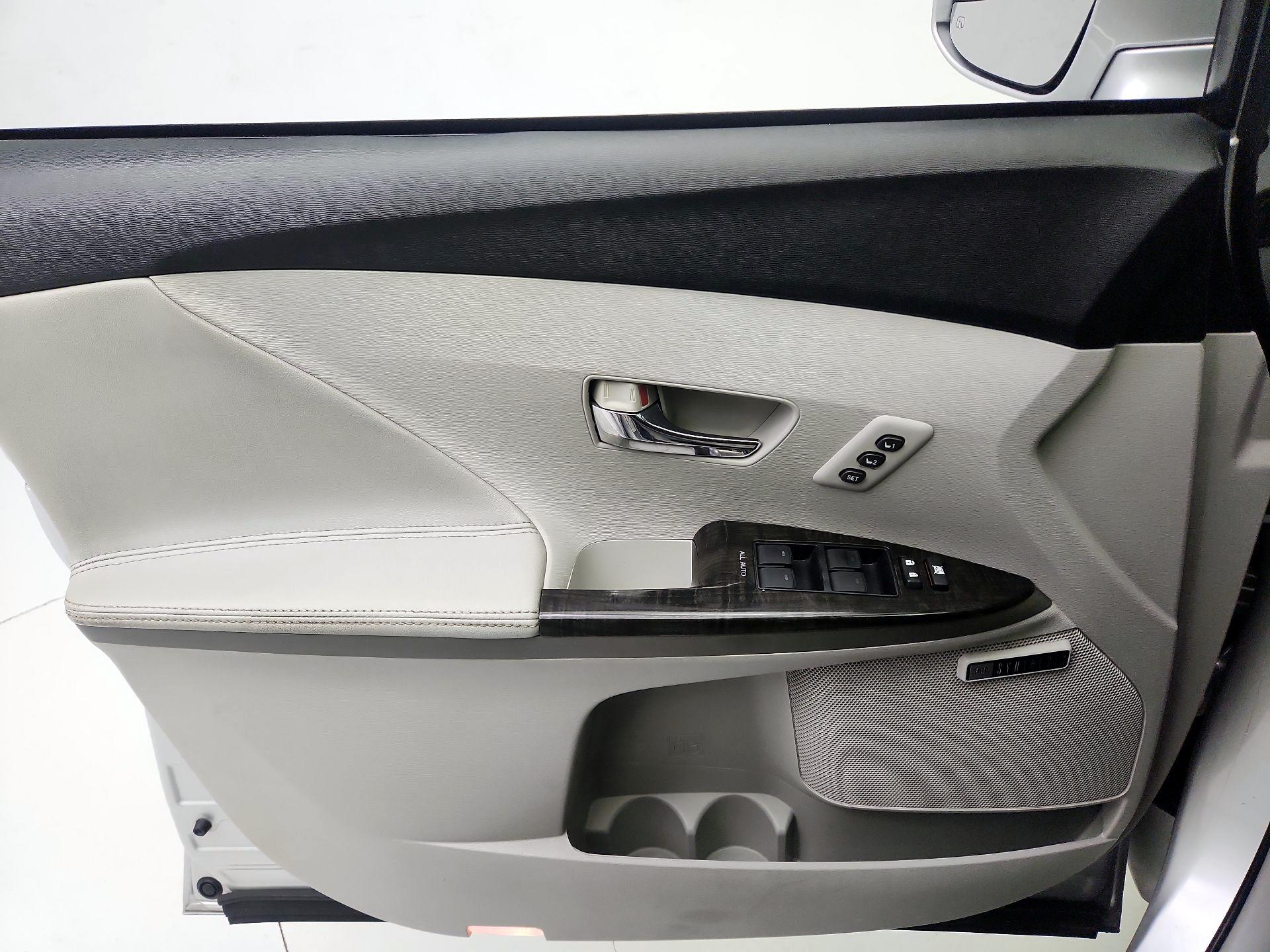 Thumbnail: 2014 Toyota Venza - 12