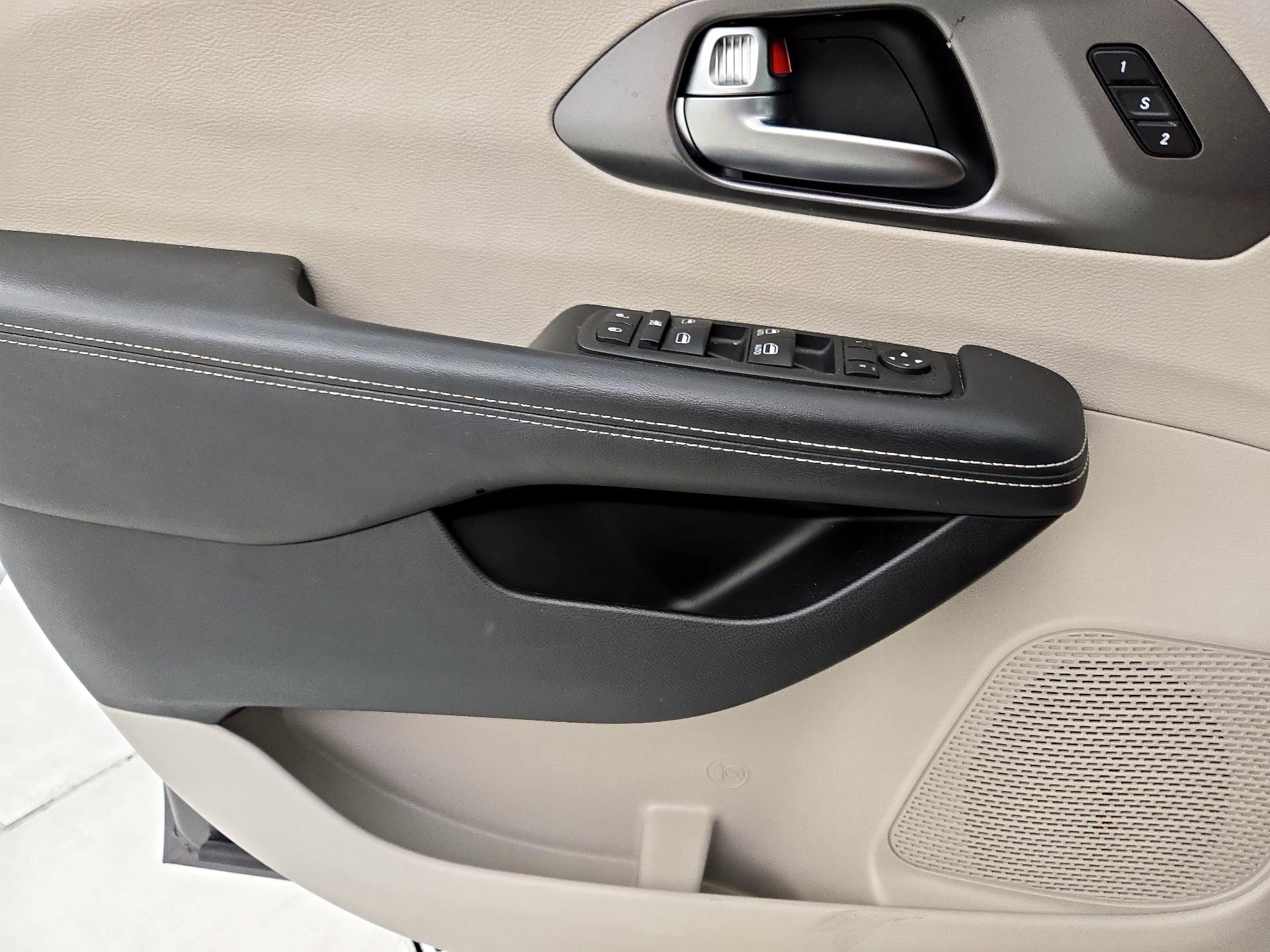 Thumbnail: 2023 Chrysler Pacifica - 12