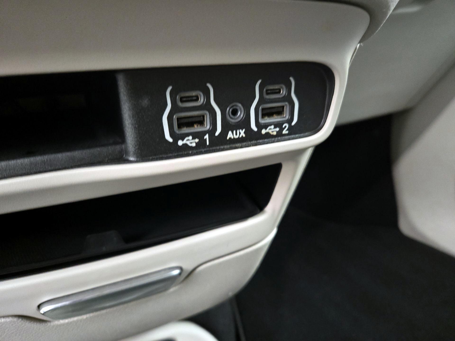 Thumbnail: 2023 Chrysler Pacifica - 18