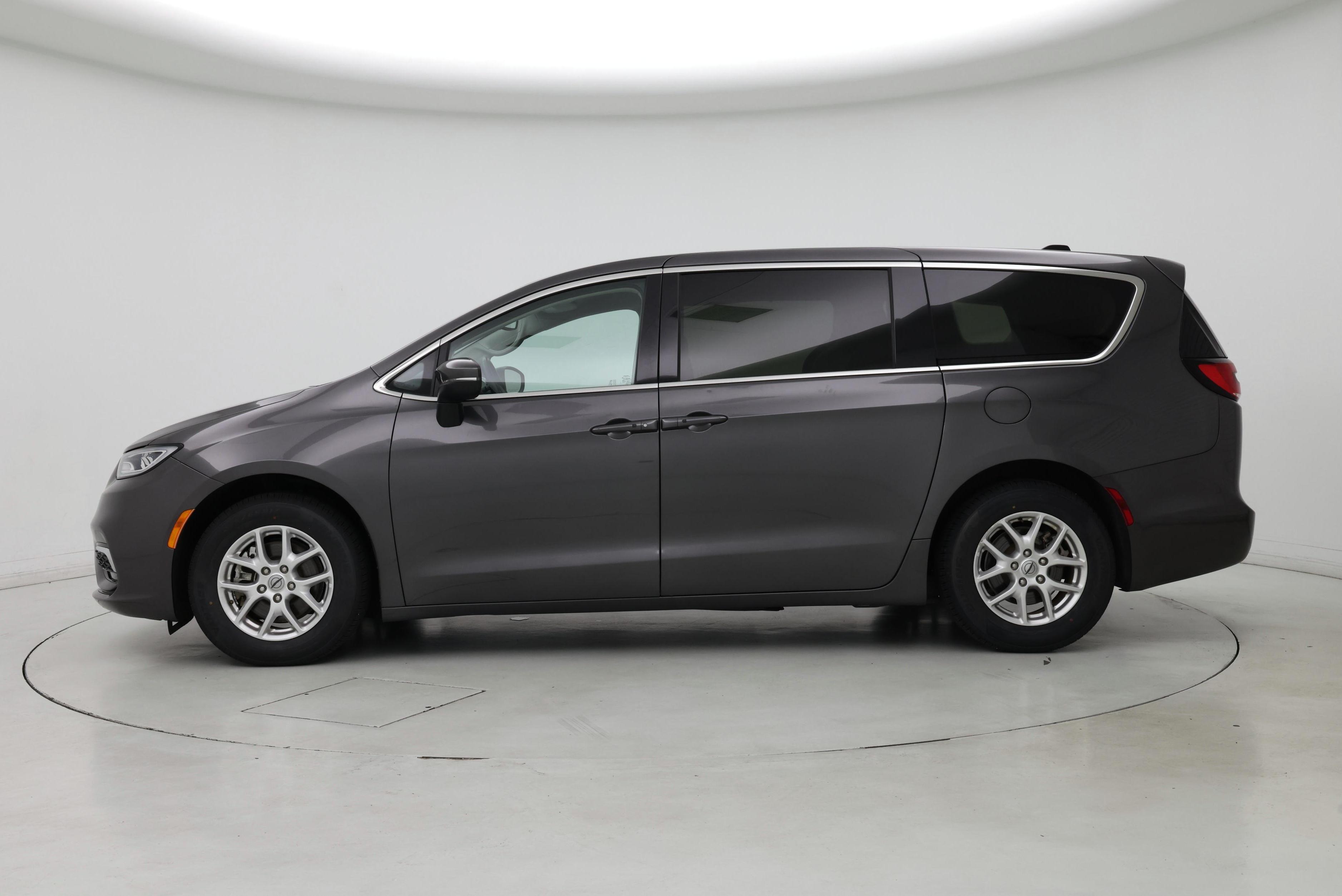 Thumbnail: 2023 Chrysler Pacifica - 3