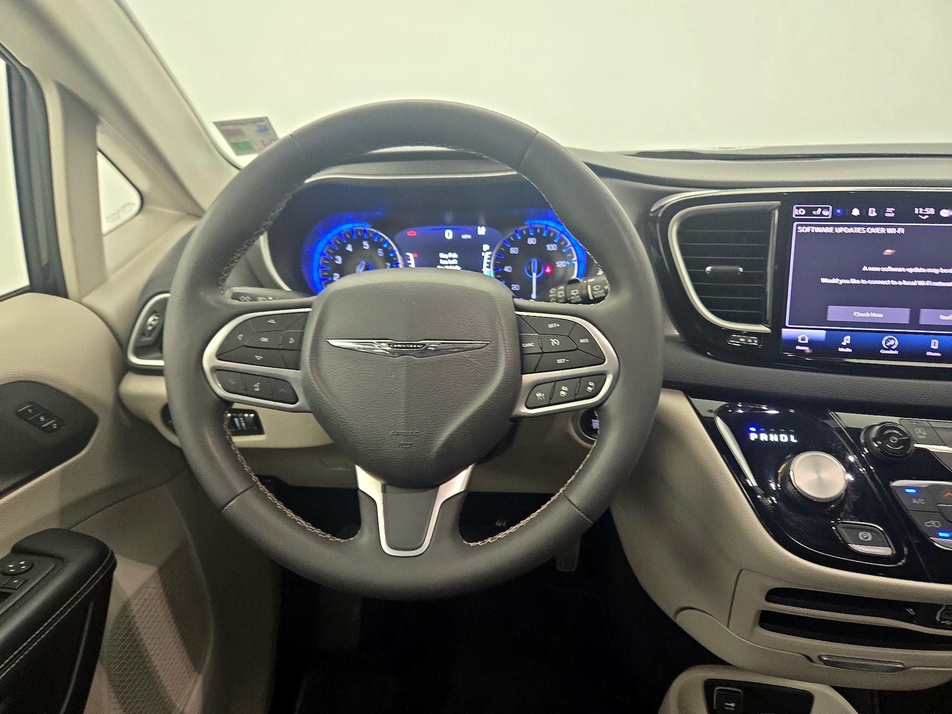 Thumbnail: 2023 Chrysler Pacifica - 10