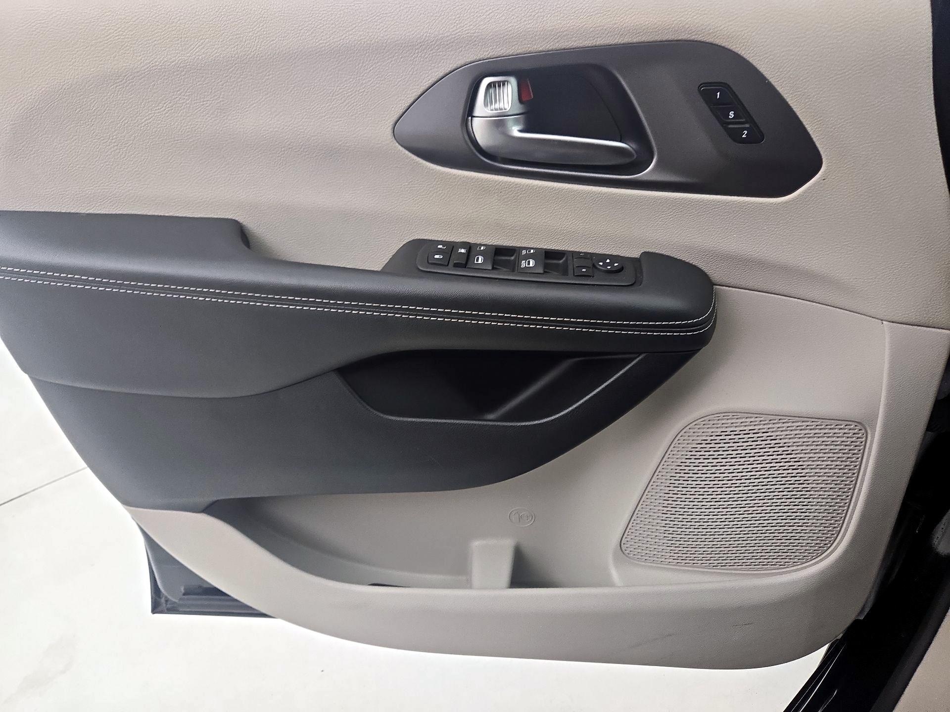 Thumbnail: 2023 Chrysler Pacifica - 12