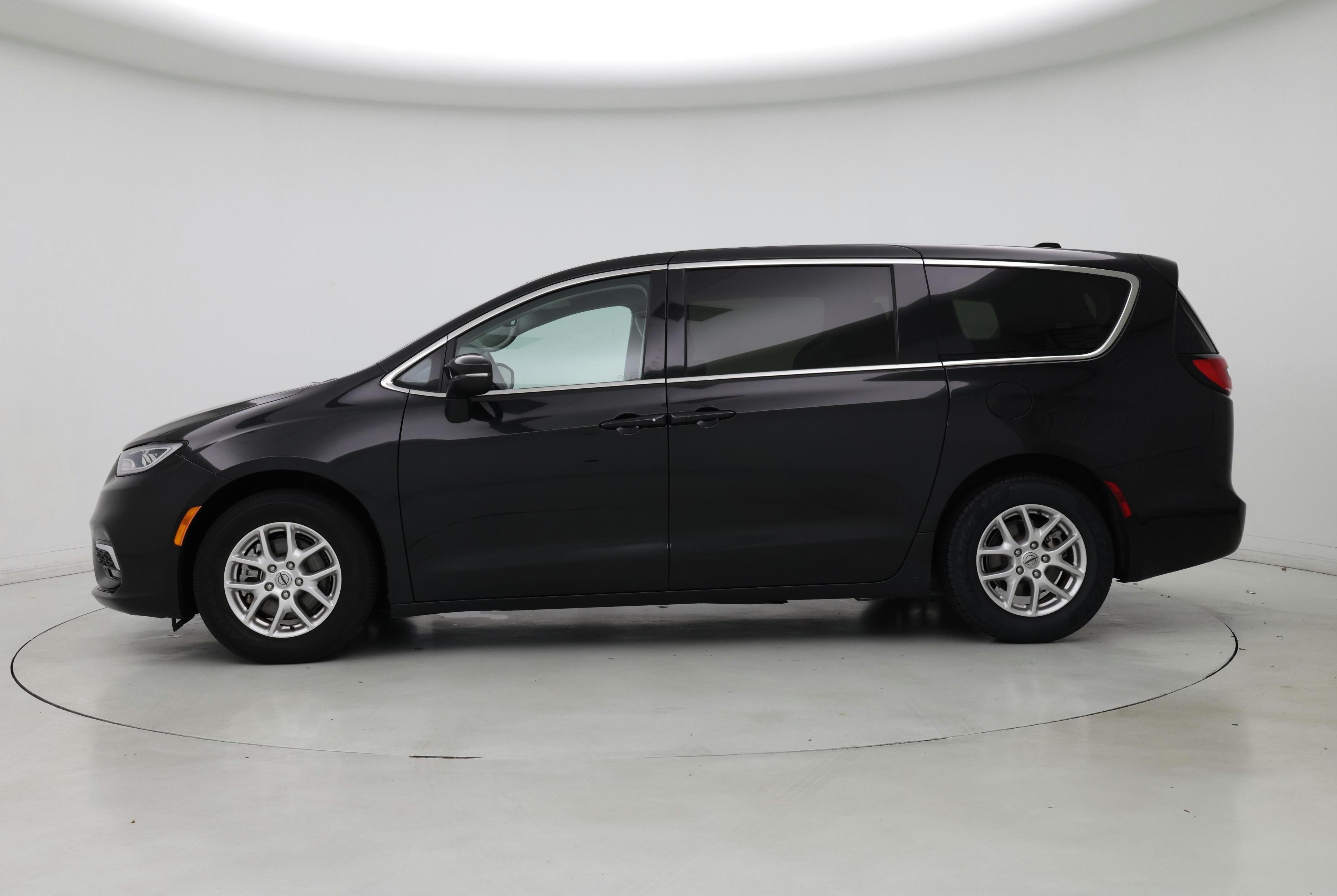 Thumbnail: 2023 Chrysler Pacifica - 3