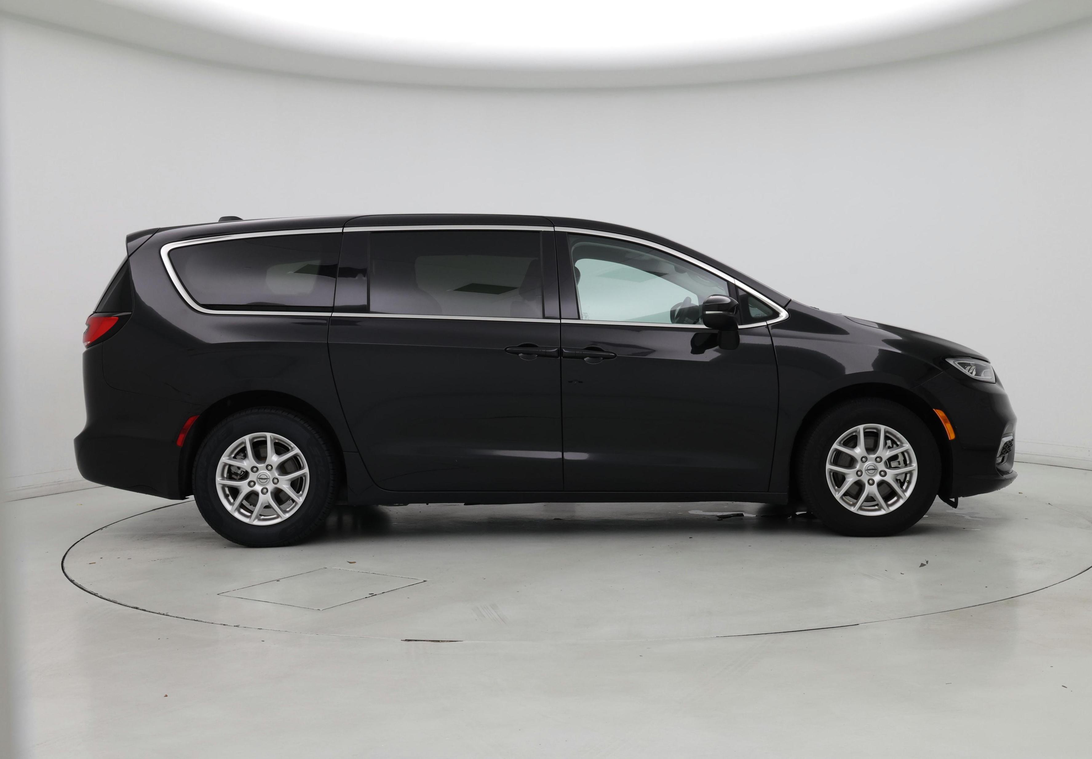 Thumbnail: 2023 Chrysler Pacifica - 7