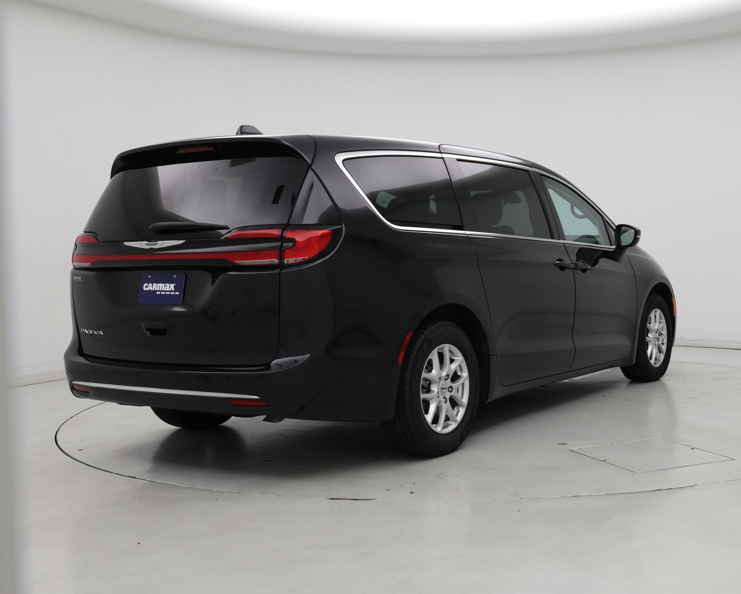 Thumbnail: 2023 Chrysler Pacifica - 8