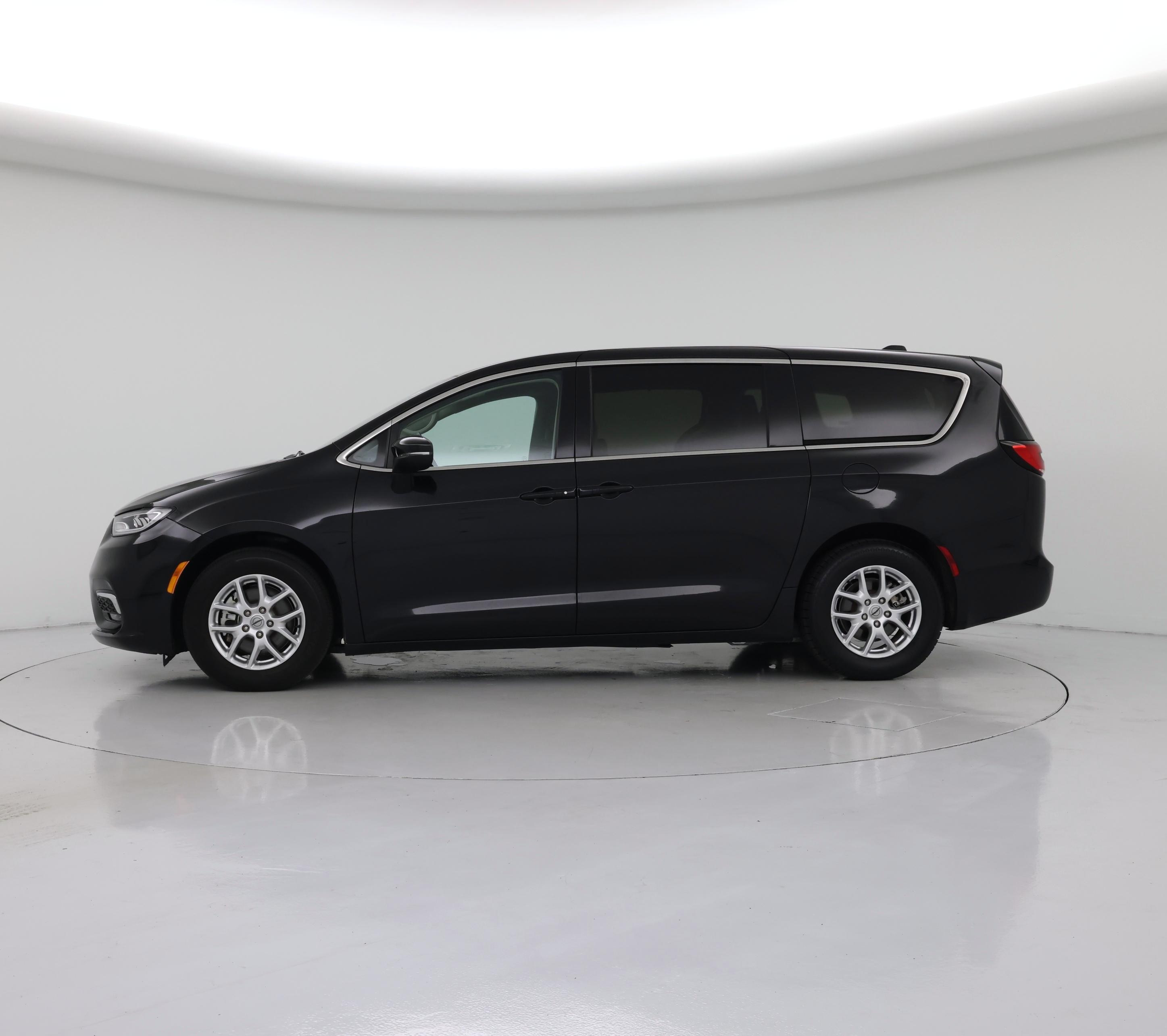 Thumbnail: 2023 Chrysler Pacifica - 3