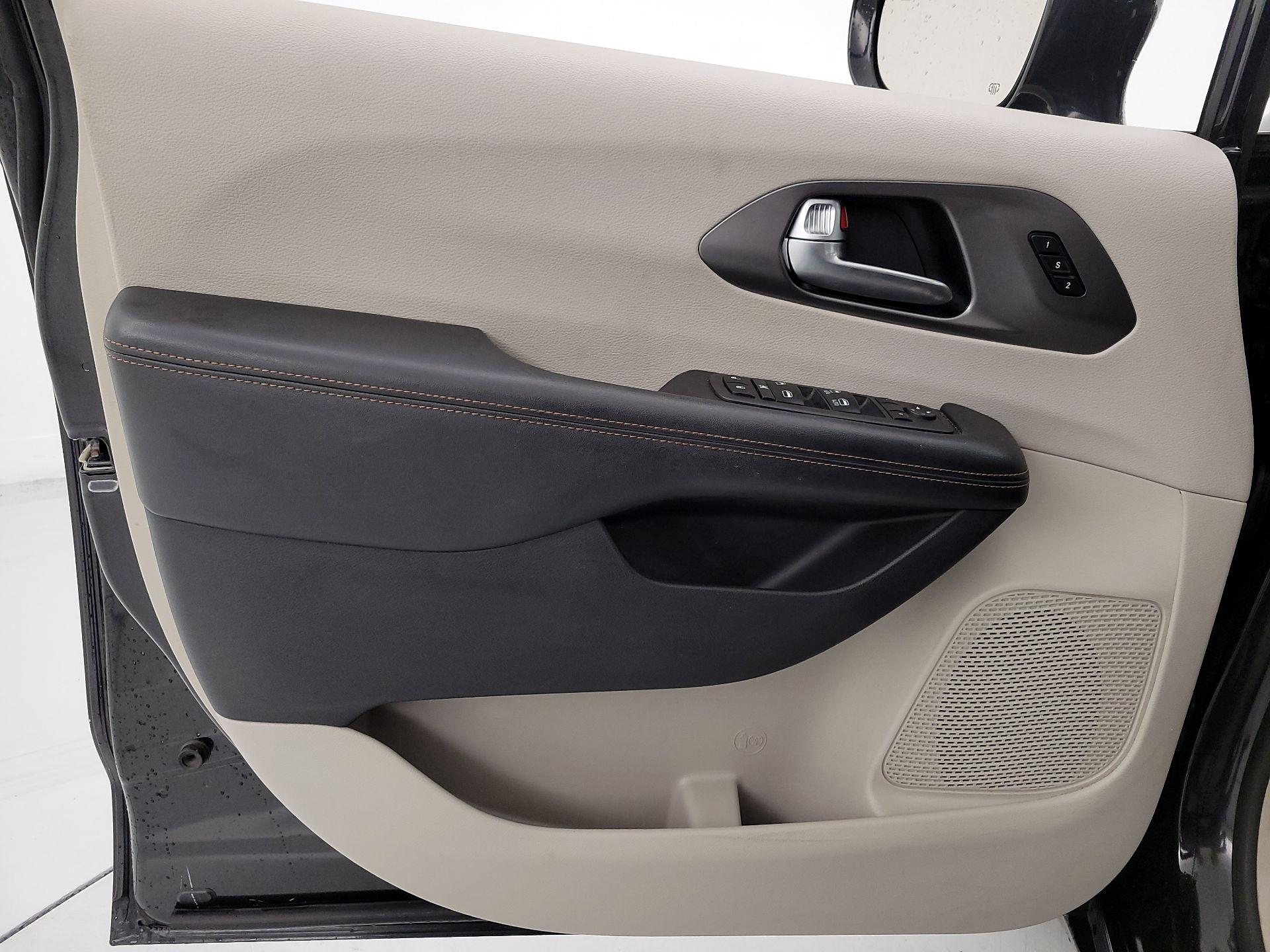 Thumbnail: 2020 Chrysler Pacifica - 12