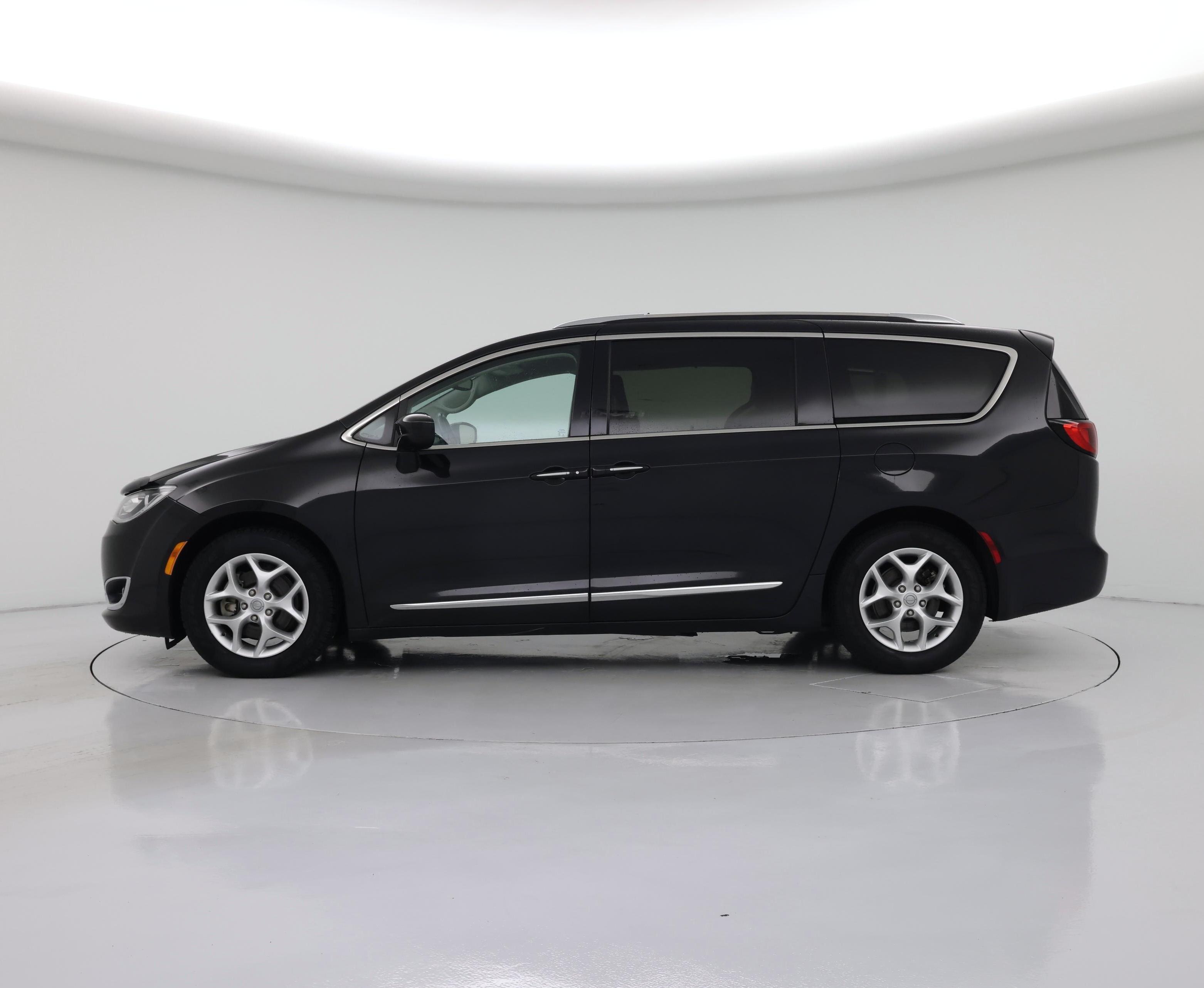 Thumbnail: 2020 Chrysler Pacifica - 3