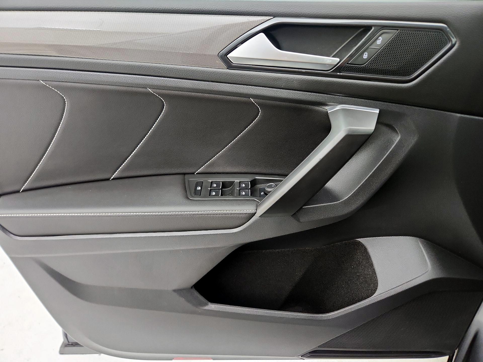 Thumbnail: 2023 Volkswagen Tiguan - 12
