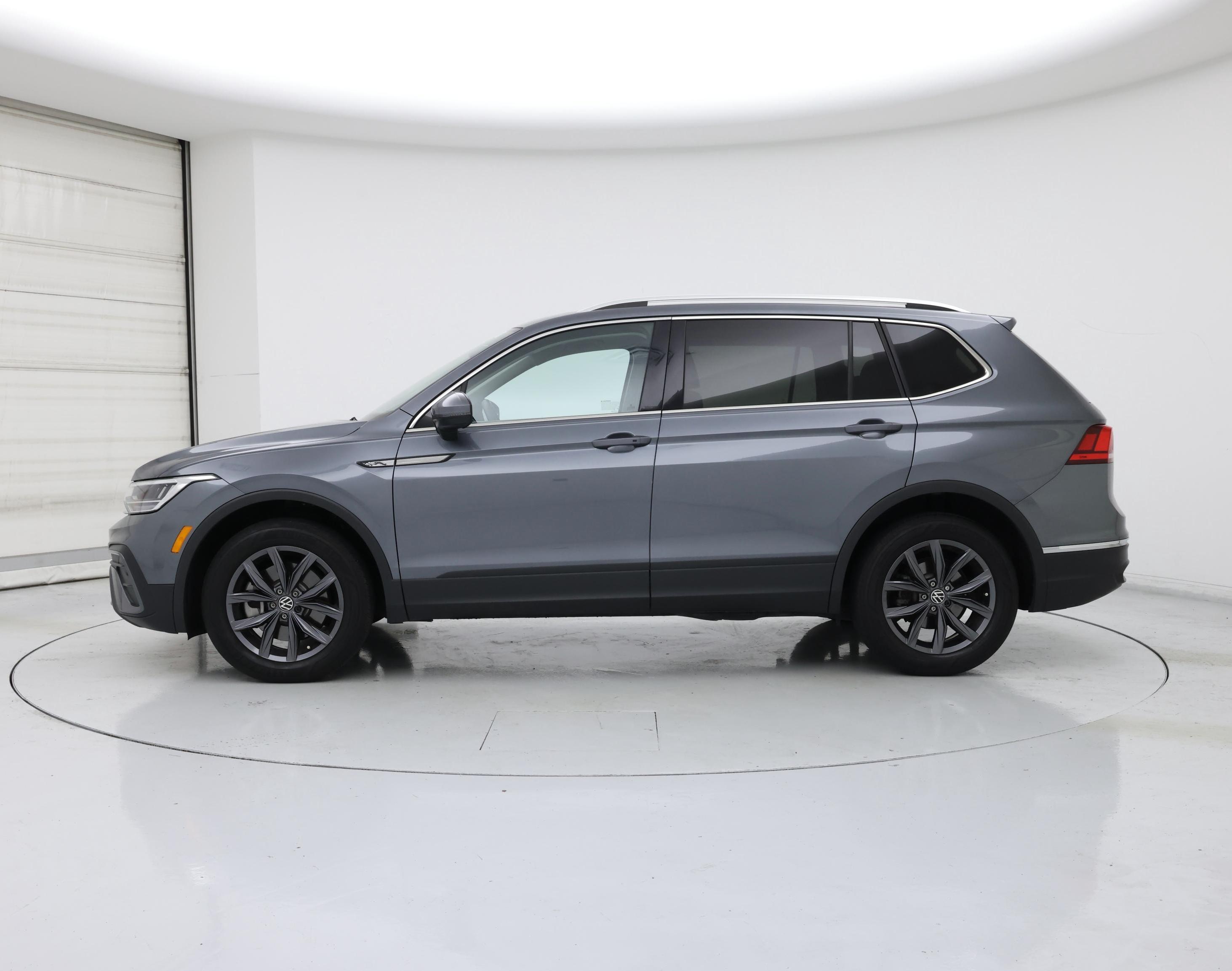 Thumbnail: 2023 Volkswagen Tiguan - 3