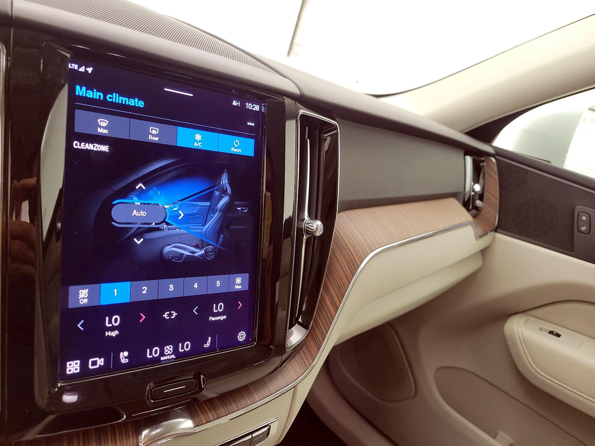 Thumbnail: 2022 Volvo XC60 - 14