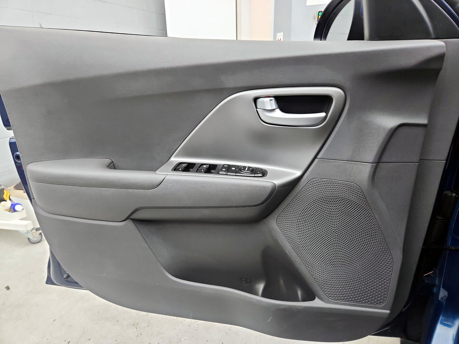 Thumbnail: 2020 Kia Niro - 12