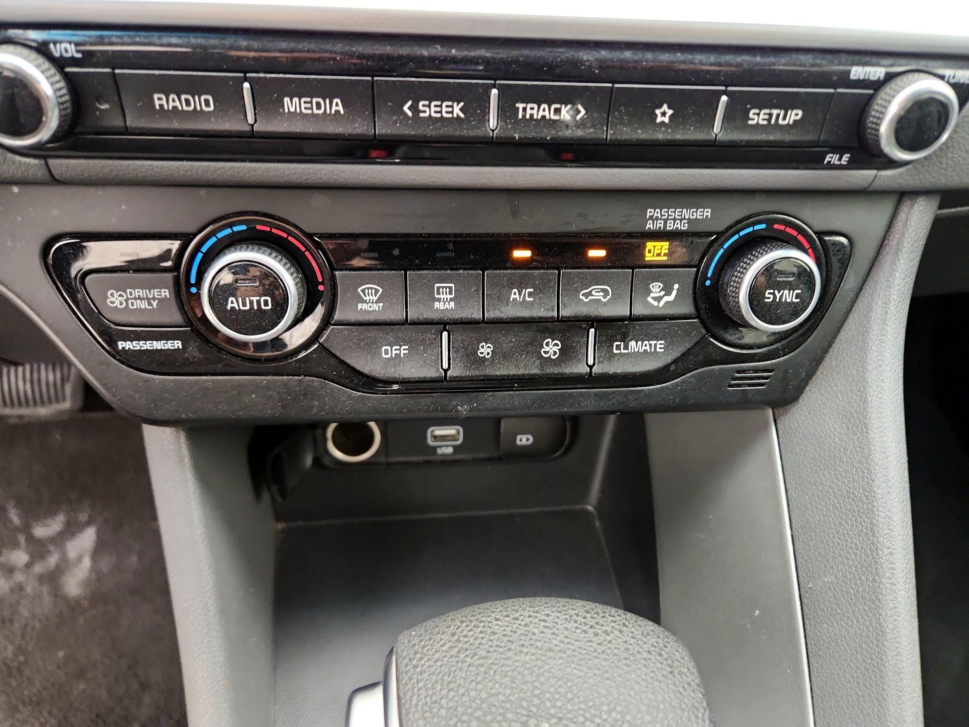 Thumbnail: 2020 Kia Niro - 16