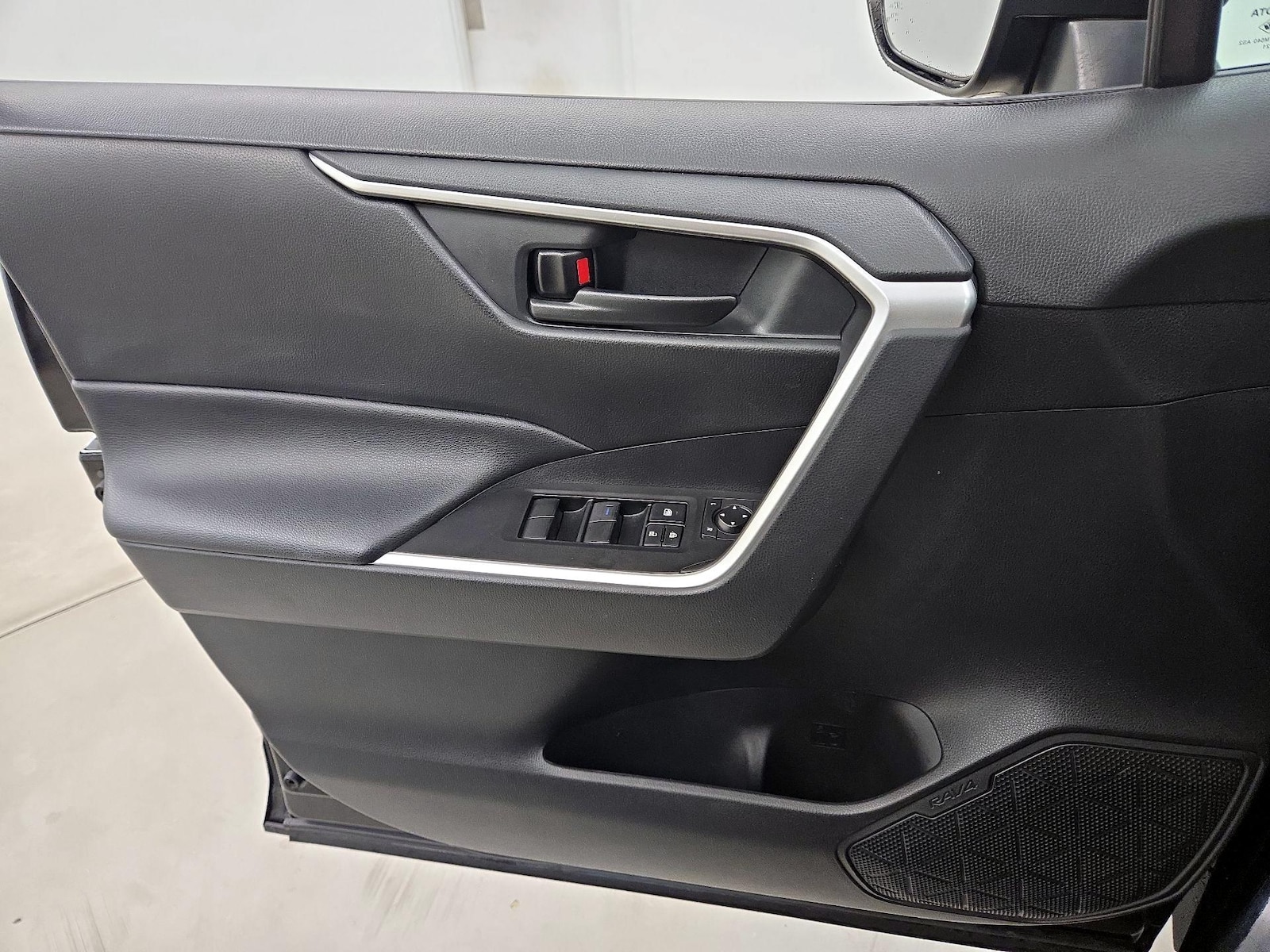 2021 Toyota RAV4 LE - Photo 13