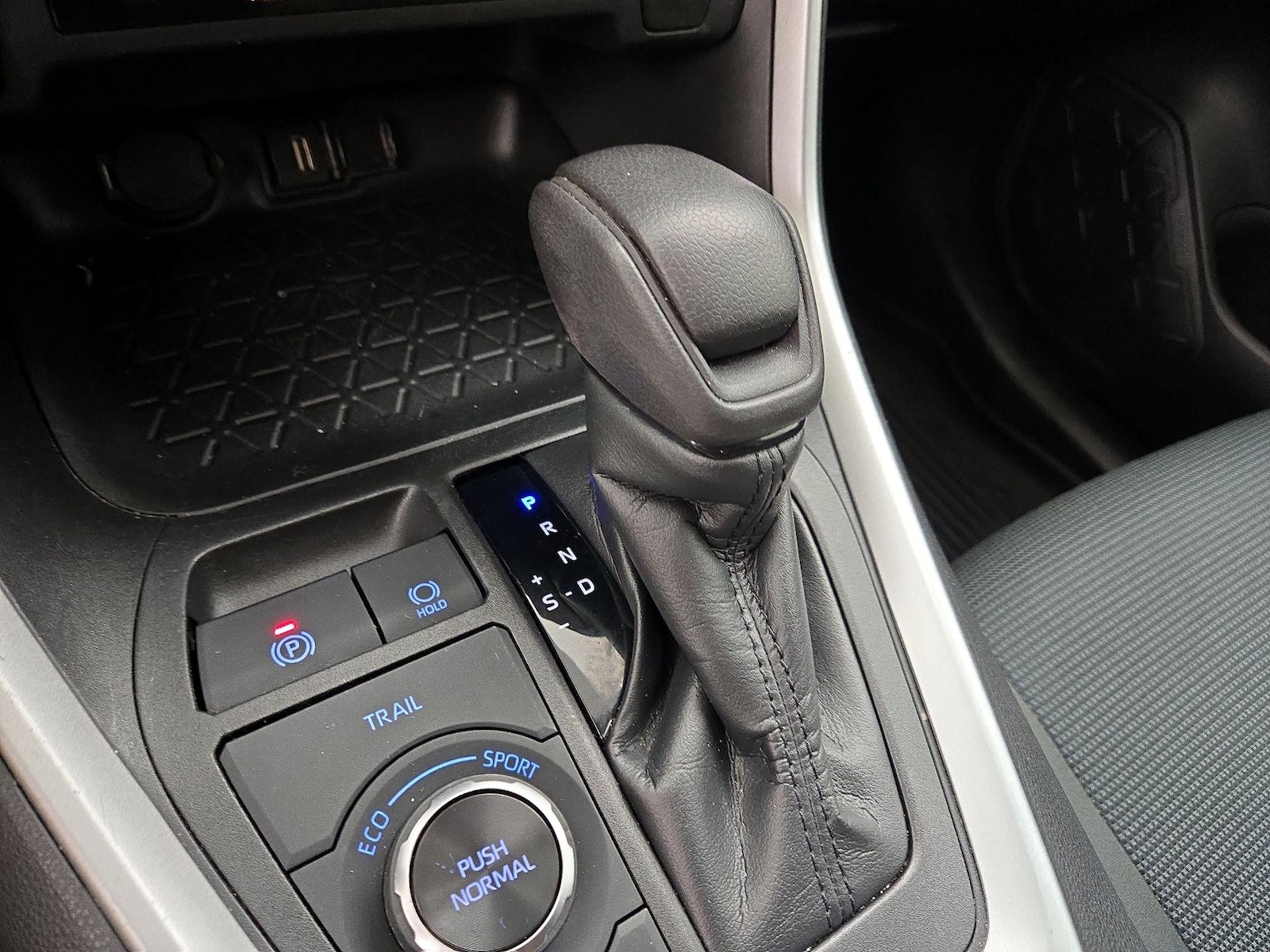 2021 Toyota RAV4 LE - Photo 18