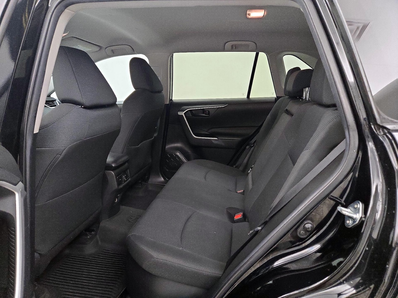 2021 Toyota RAV4 LE - Photo 20