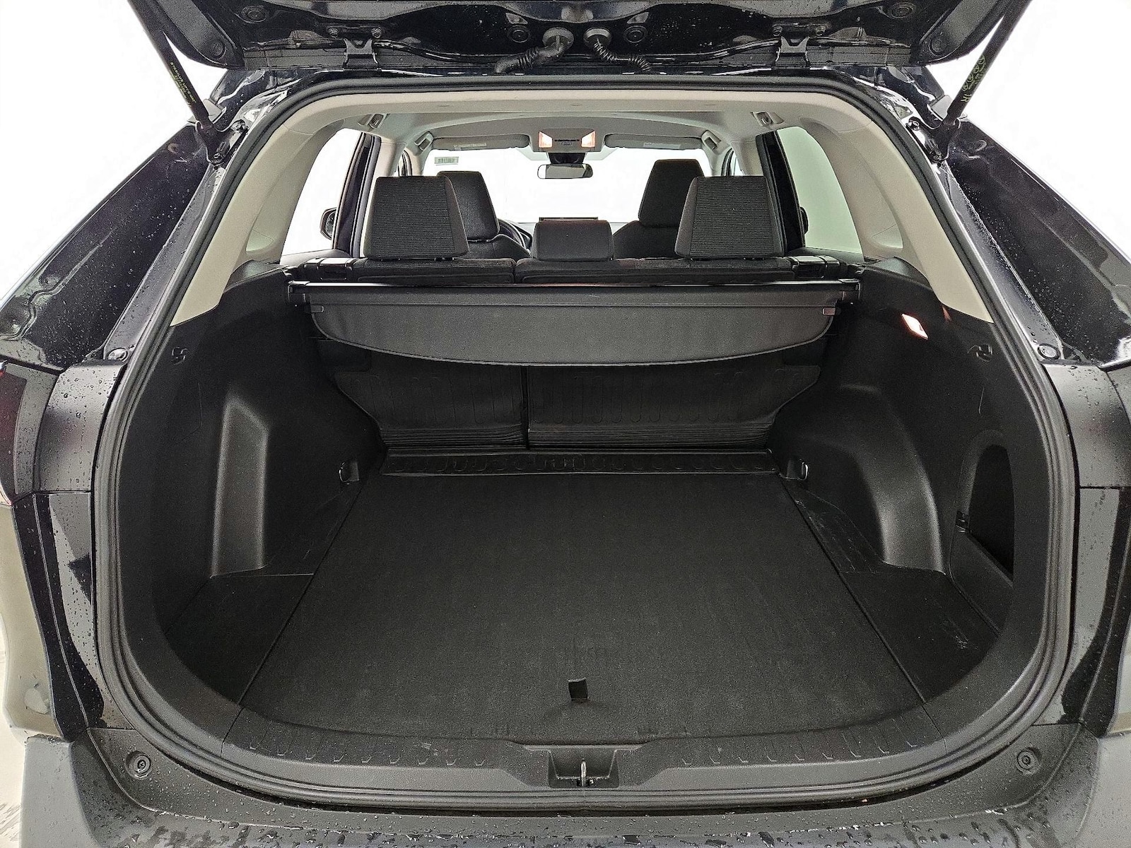 2021 Toyota RAV4 LE - Photo 21