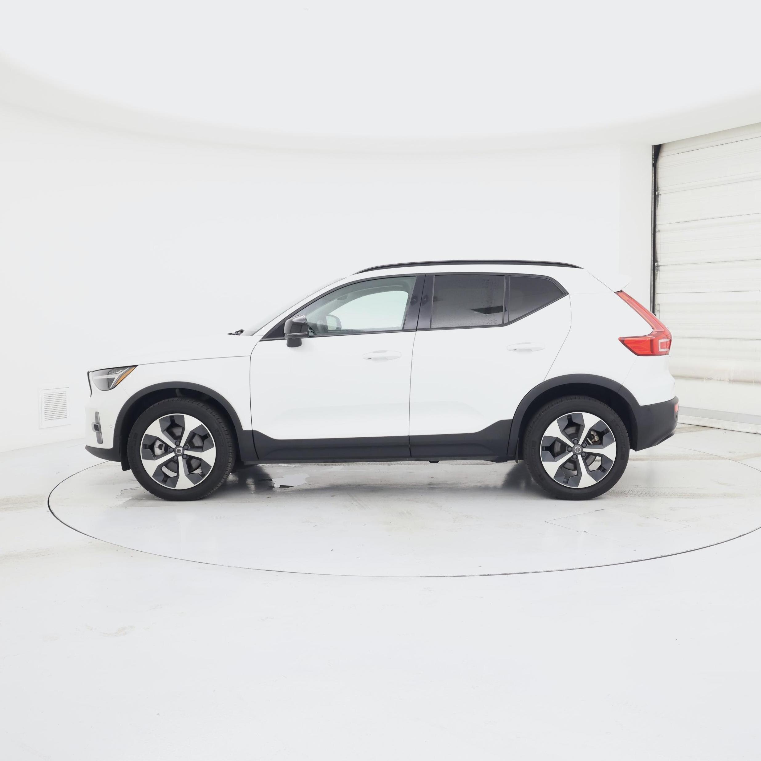 Thumbnail: 2023 Volvo XC40 - 3
