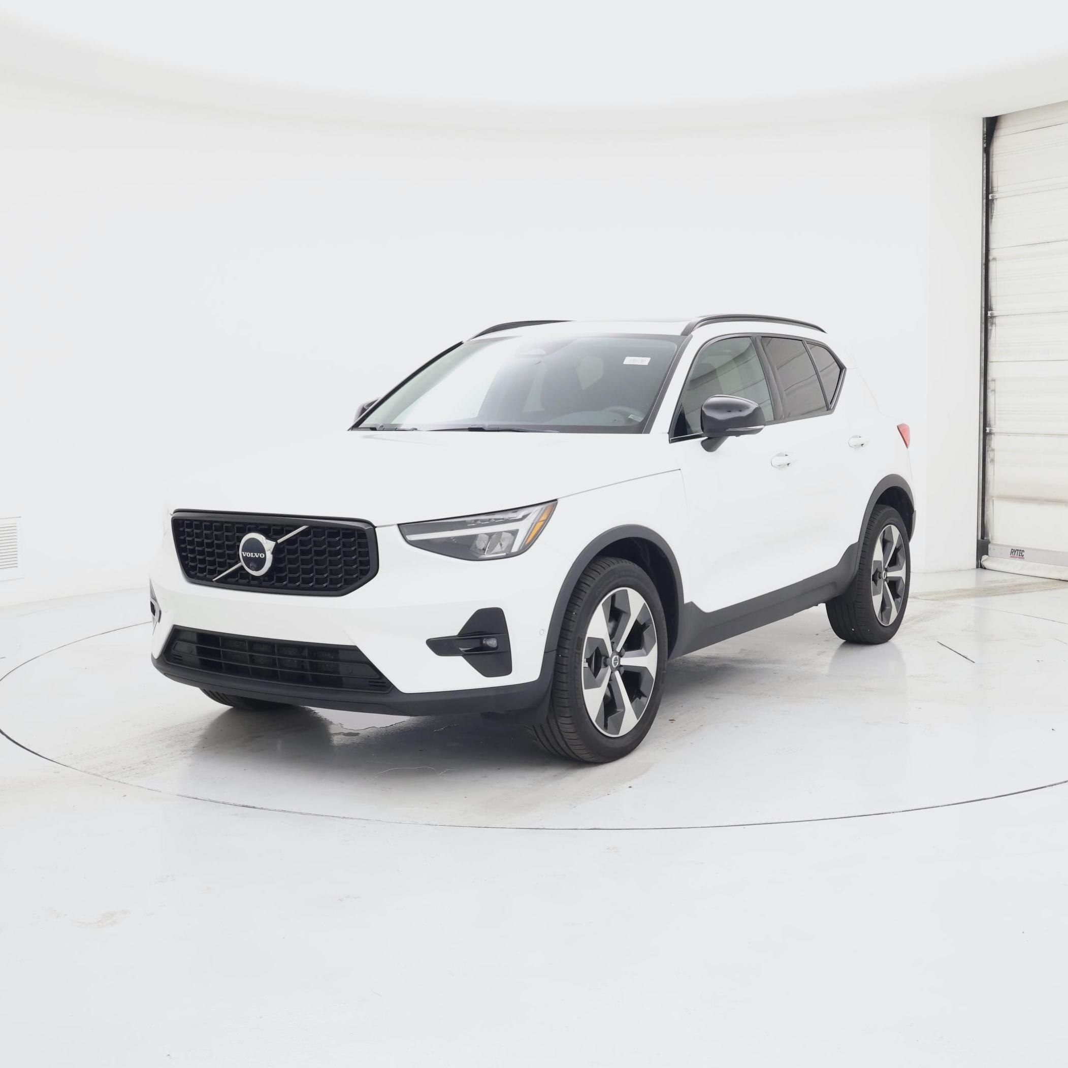 Thumbnail: 2023 Volvo XC40 - 4
