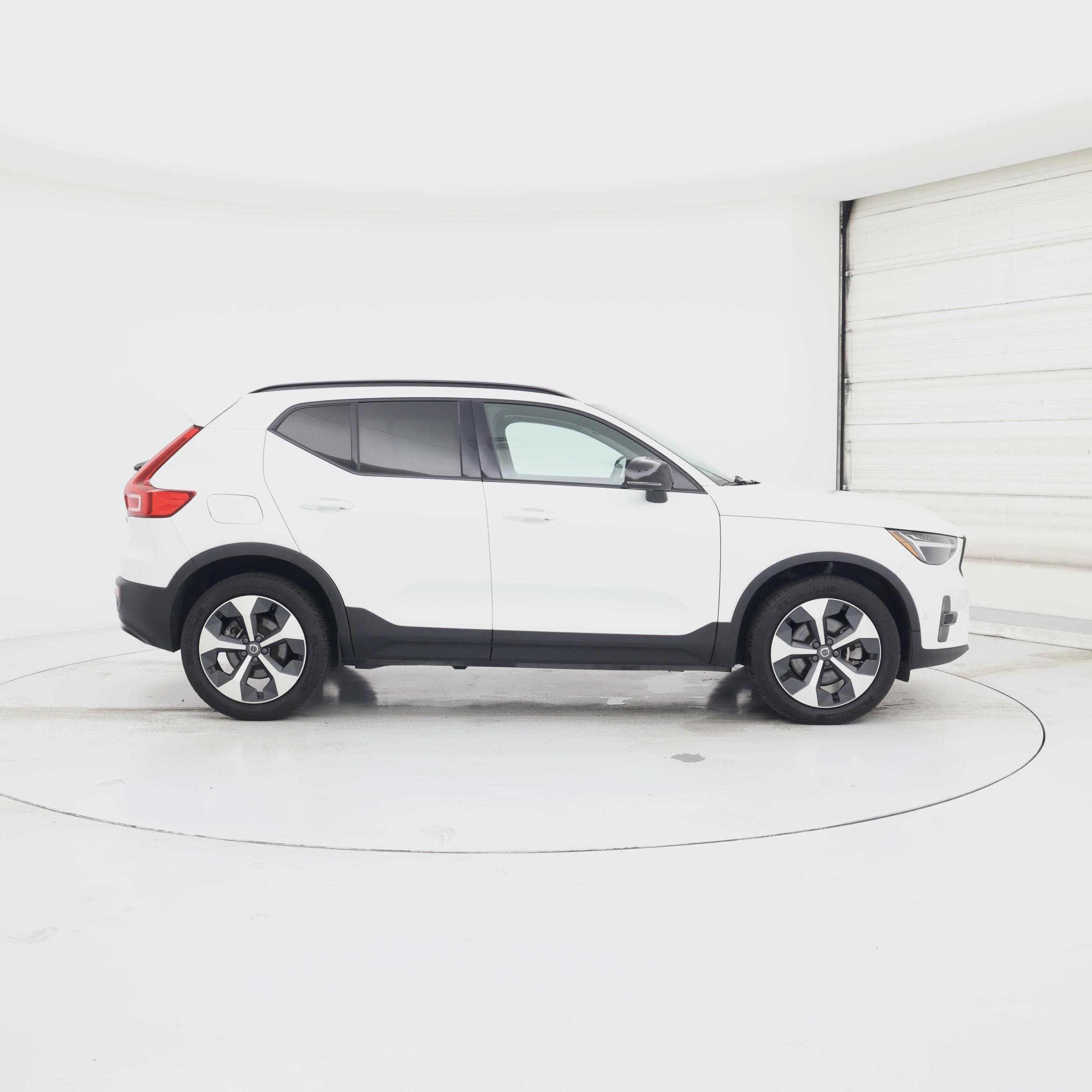 Thumbnail: 2023 Volvo XC40 - 7