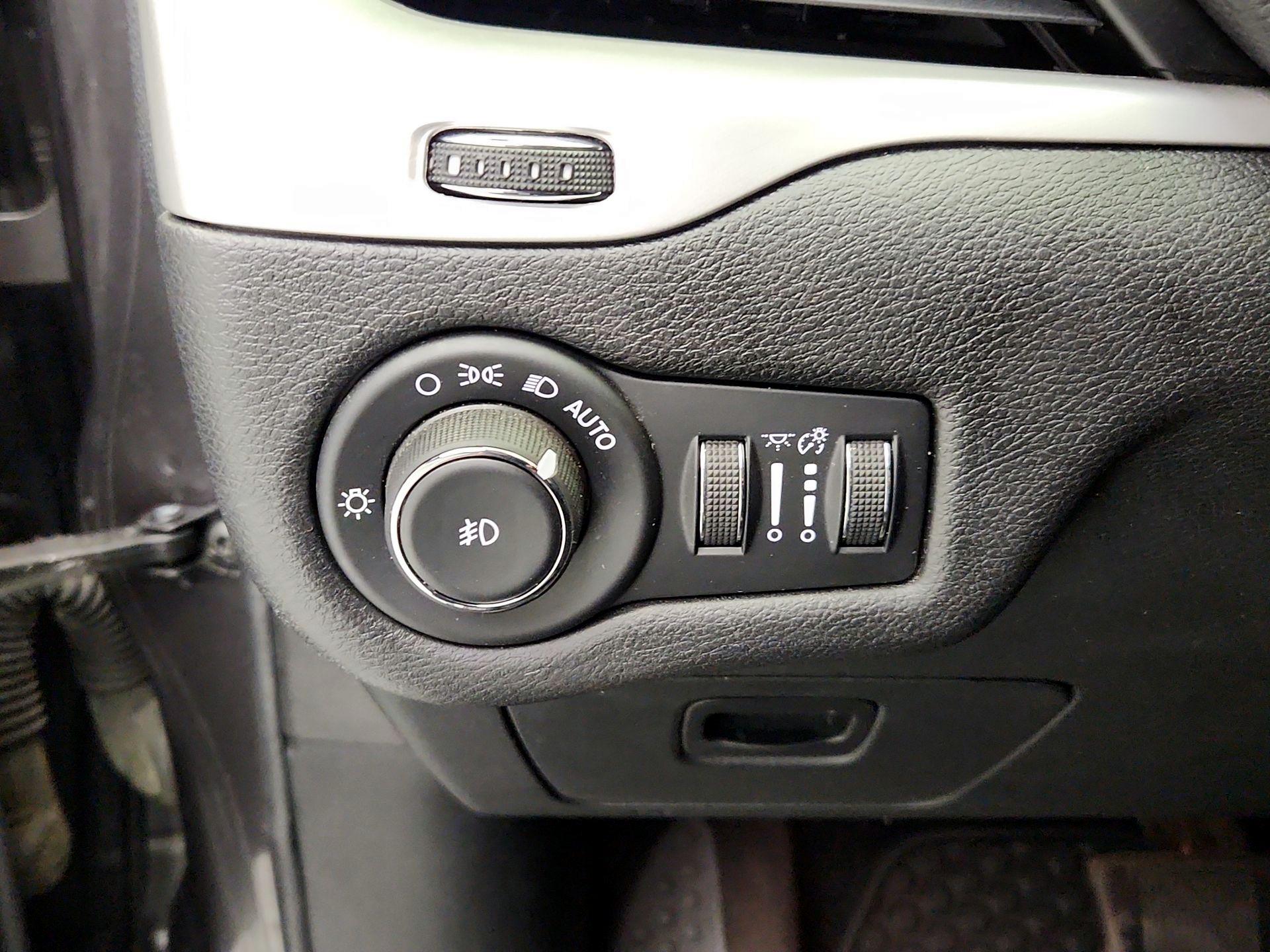 Thumbnail: 2017 Jeep Cherokee - 13