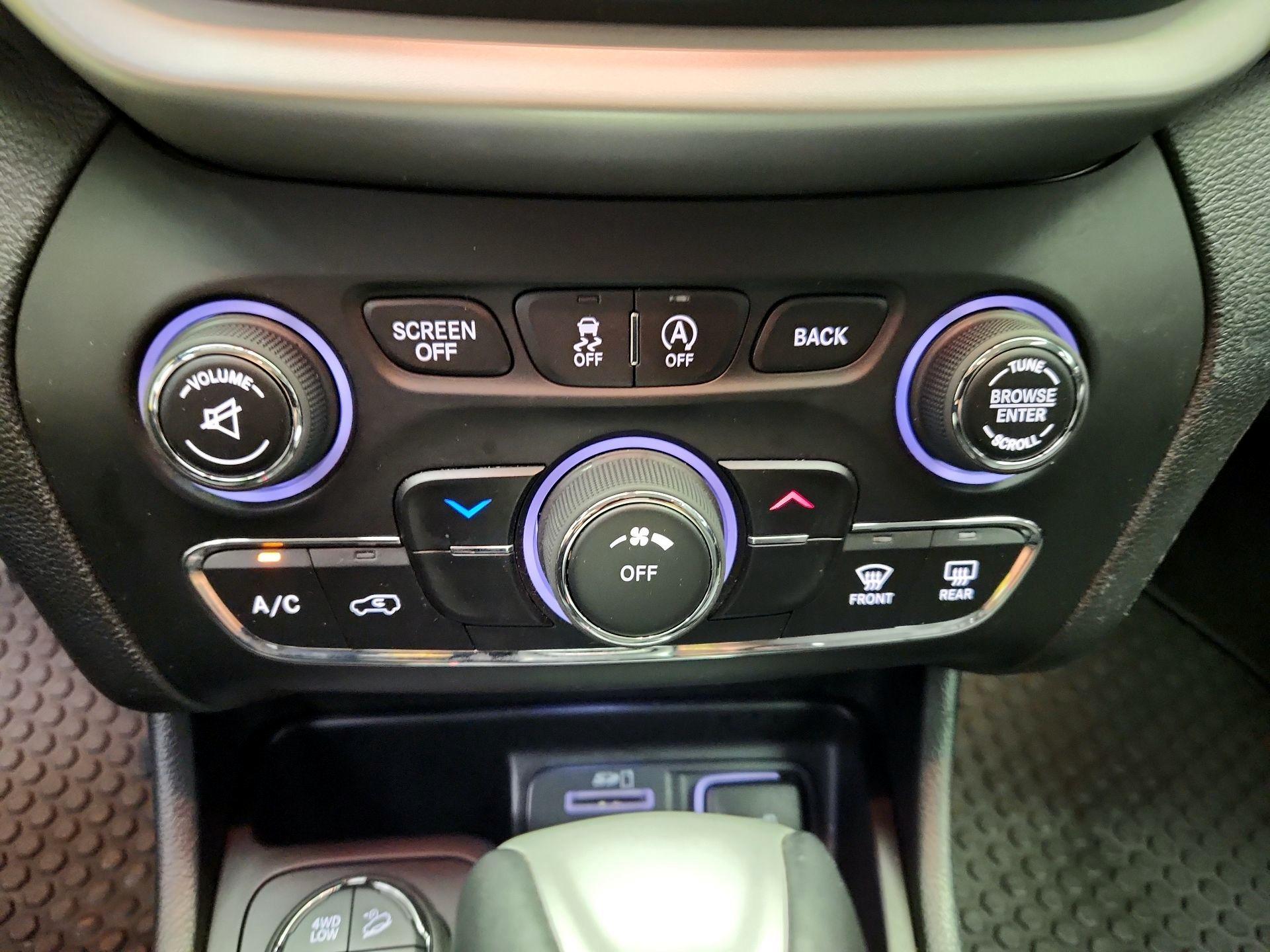 Thumbnail: 2017 Jeep Cherokee - 17