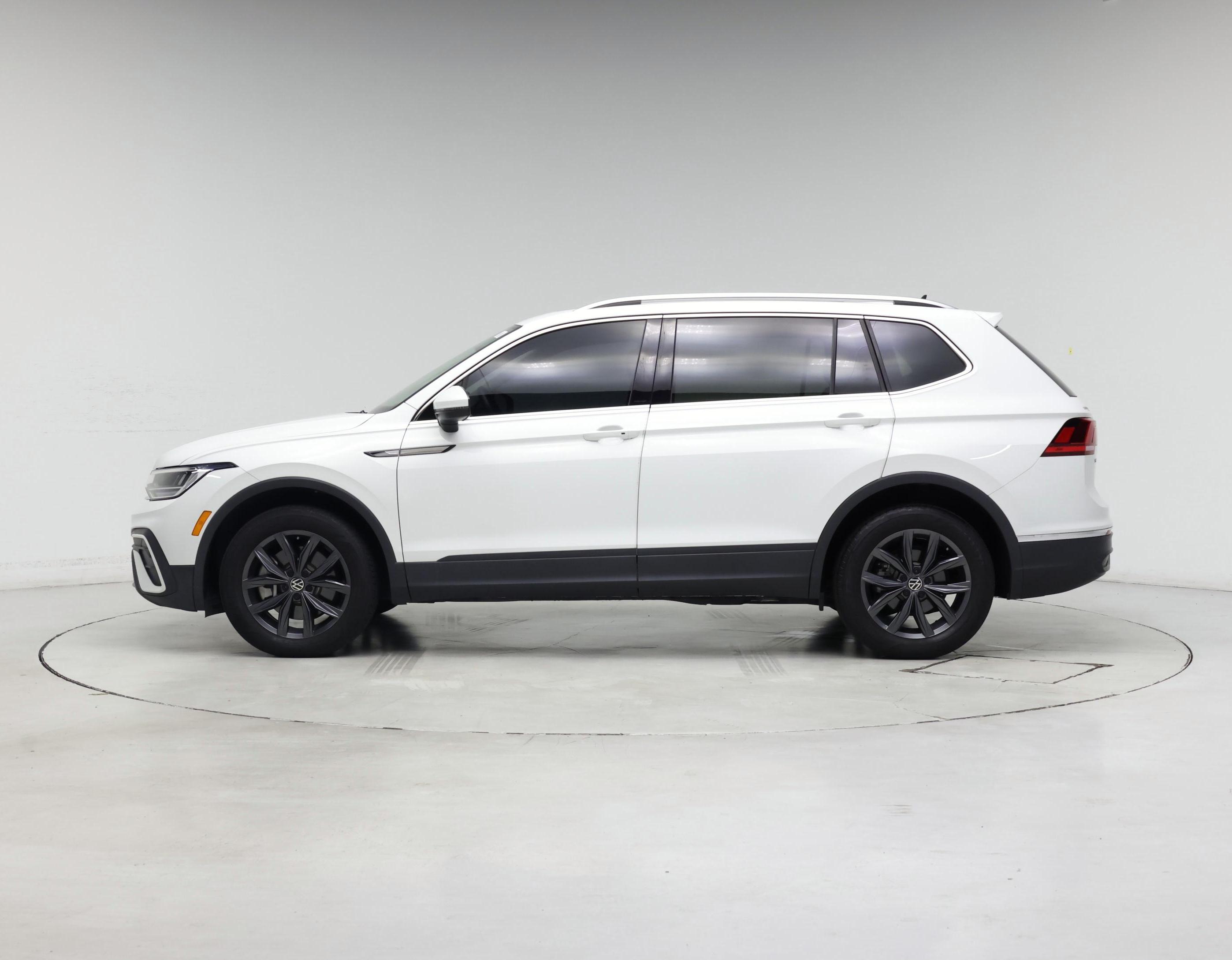 Thumbnail: 2022 Volkswagen Tiguan - 3