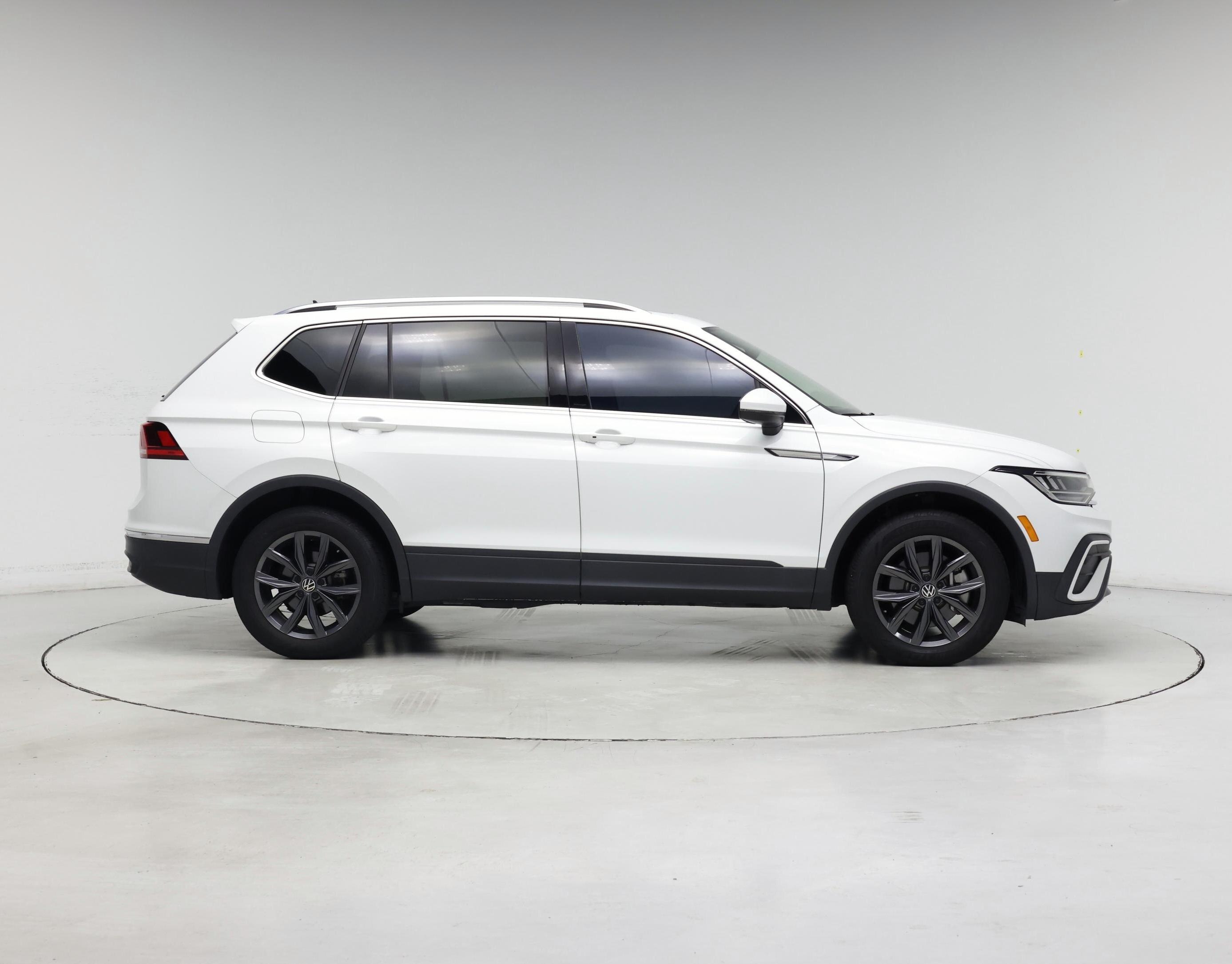 Thumbnail: 2022 Volkswagen Tiguan - 7