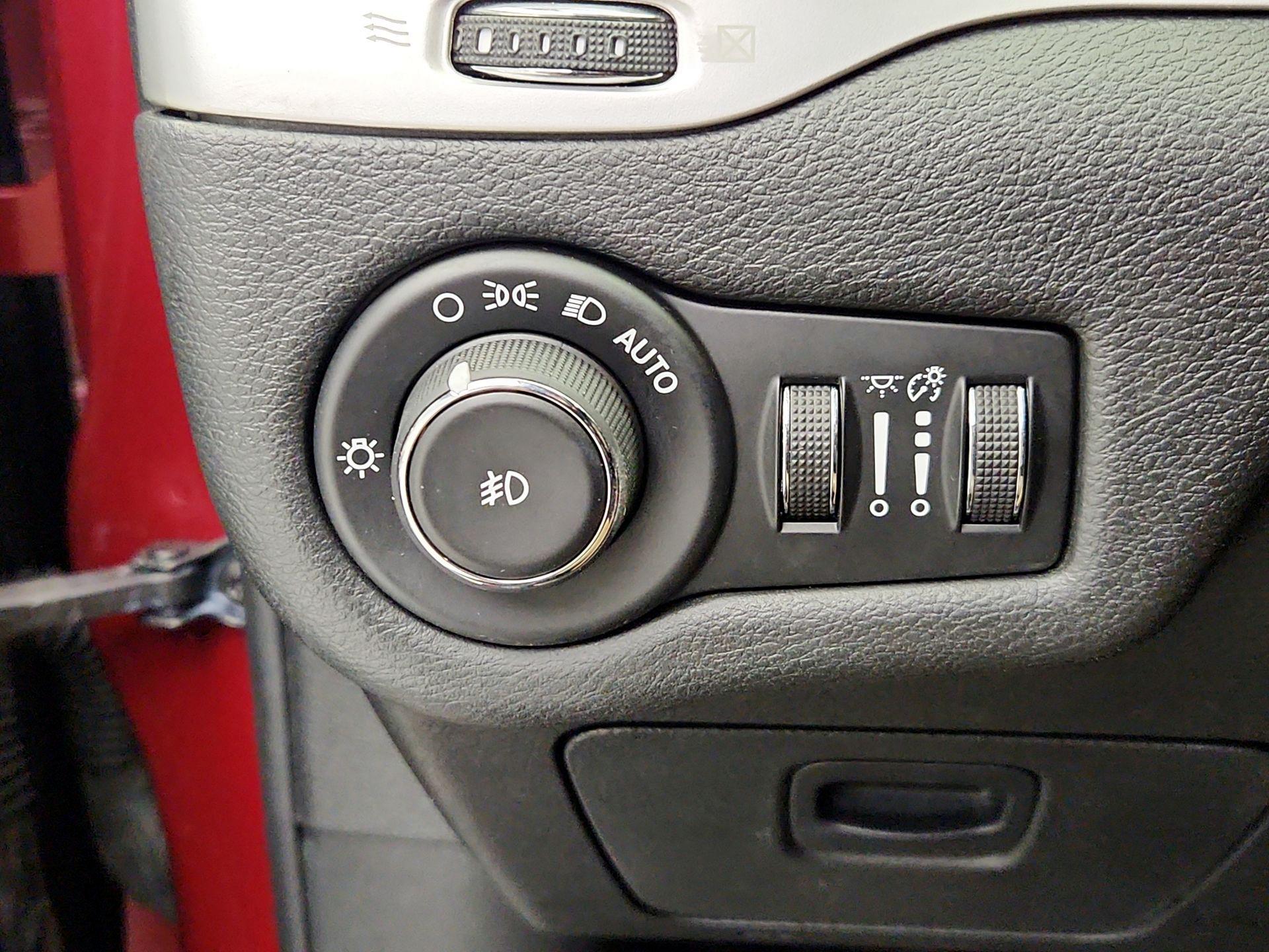 Thumbnail: 2016 Jeep Cherokee - 13