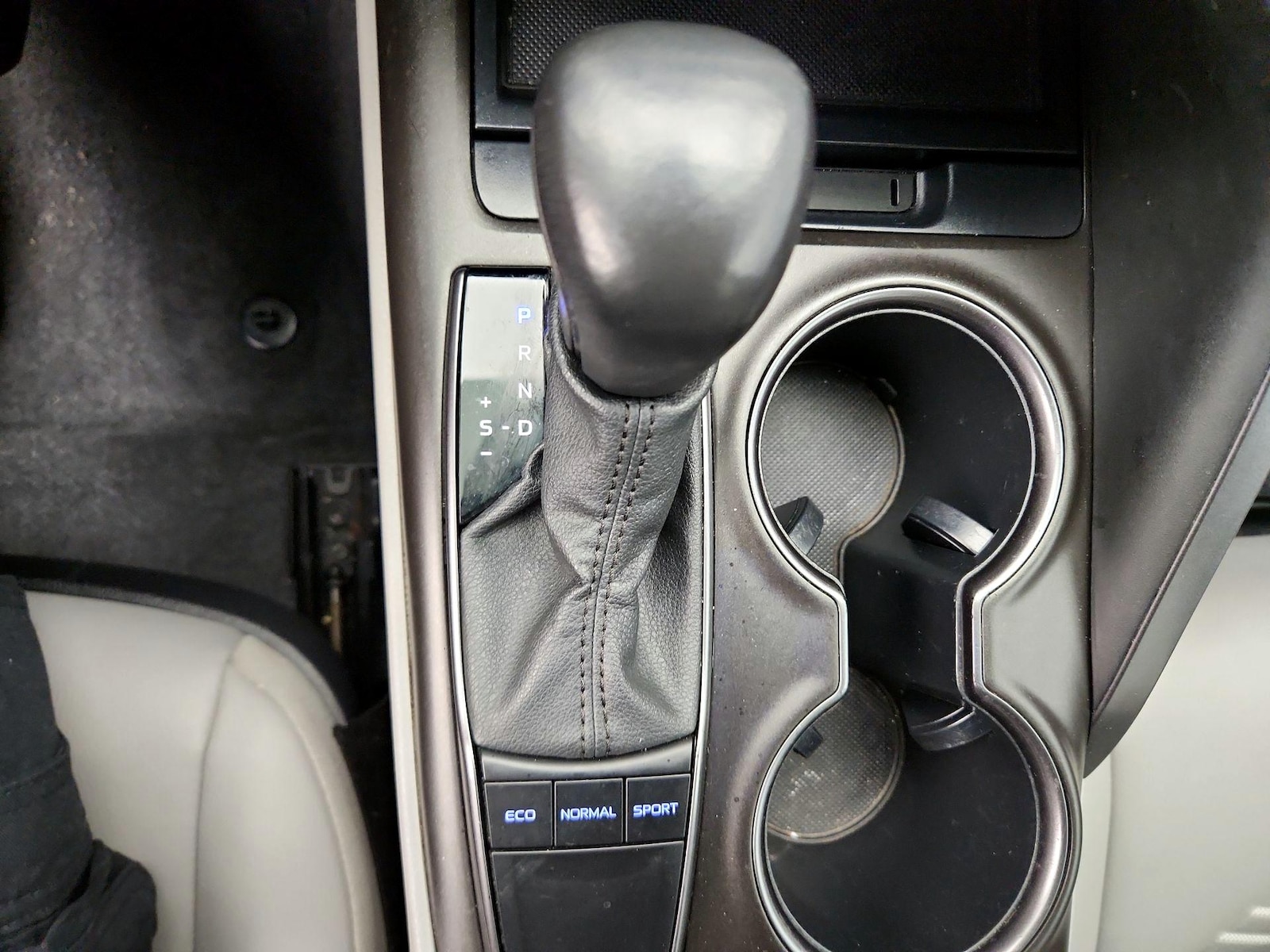 2023 Toyota Camry SE - Photo 18