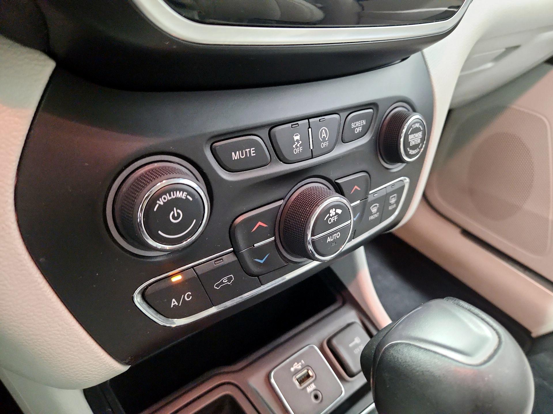Thumbnail: 2020 Jeep Cherokee - 17