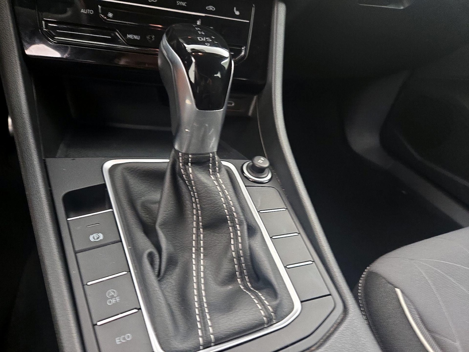 2025 Volkswagen Jetta Sport - Photo 18