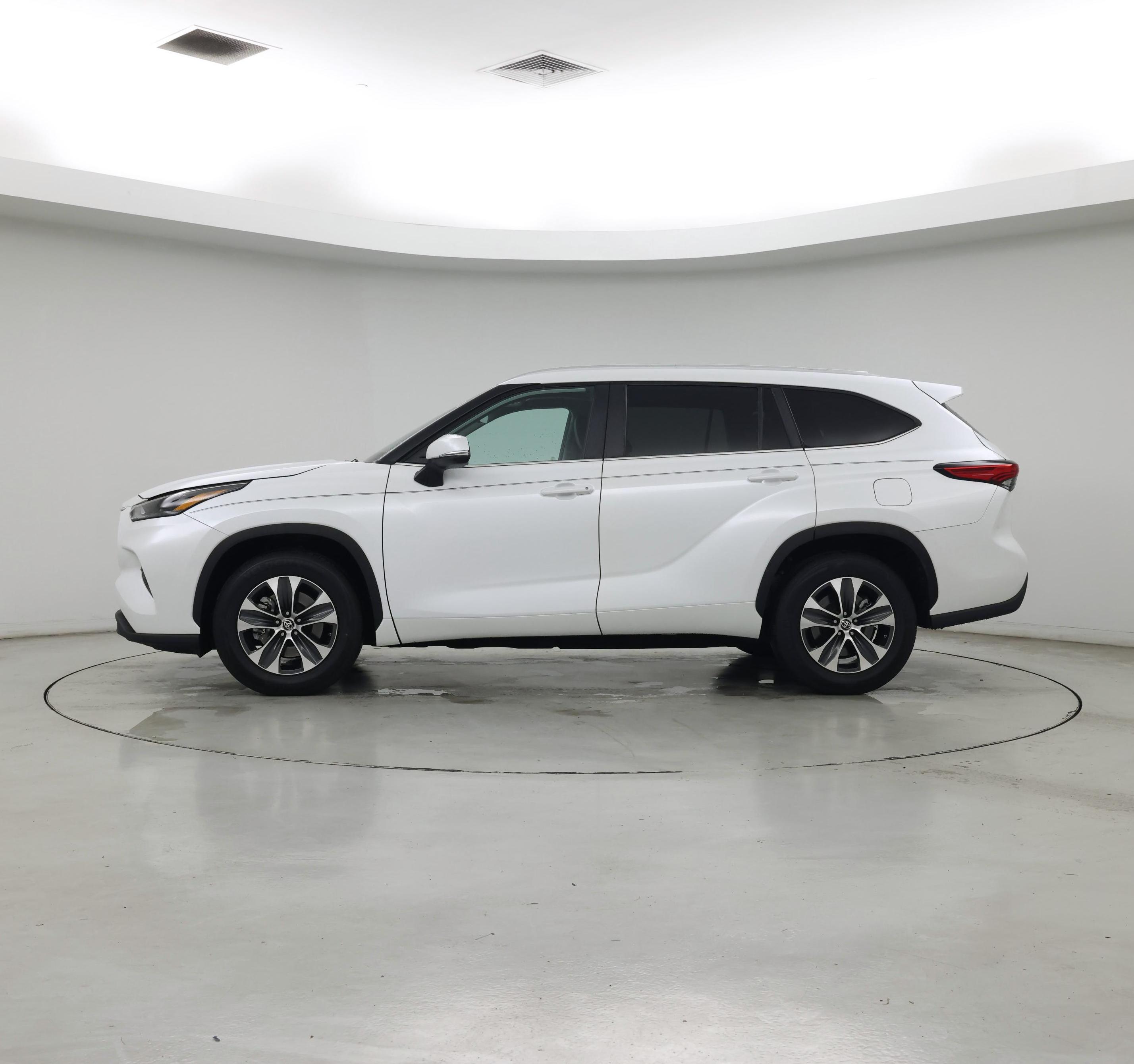 Thumbnail: 2023 Toyota Highlander - 3