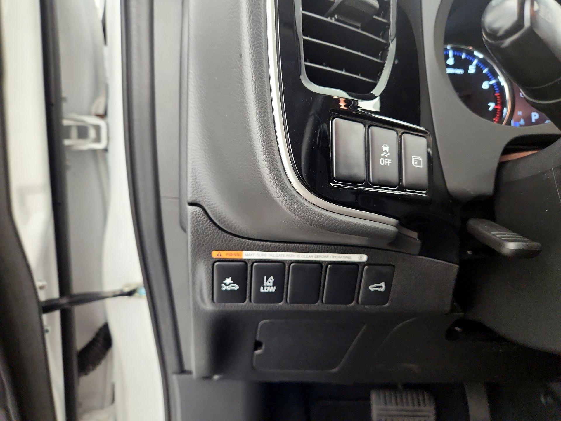 Thumbnail: 2020 Mitsubishi Outlander - 13
