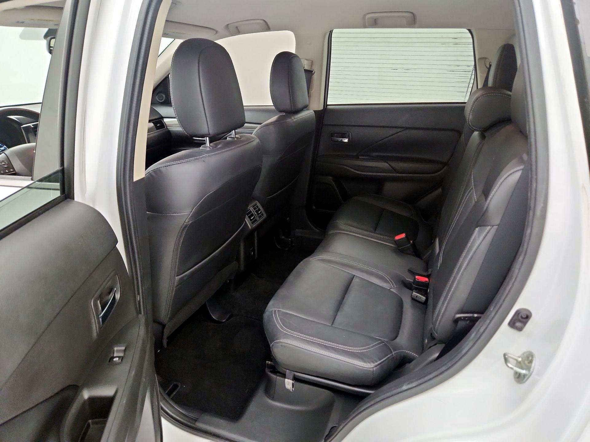 Thumbnail: 2020 Mitsubishi Outlander - 18