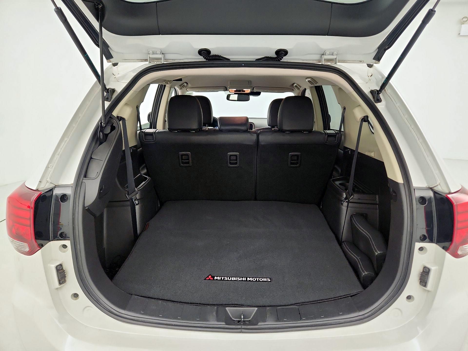 Thumbnail: 2020 Mitsubishi Outlander - 19