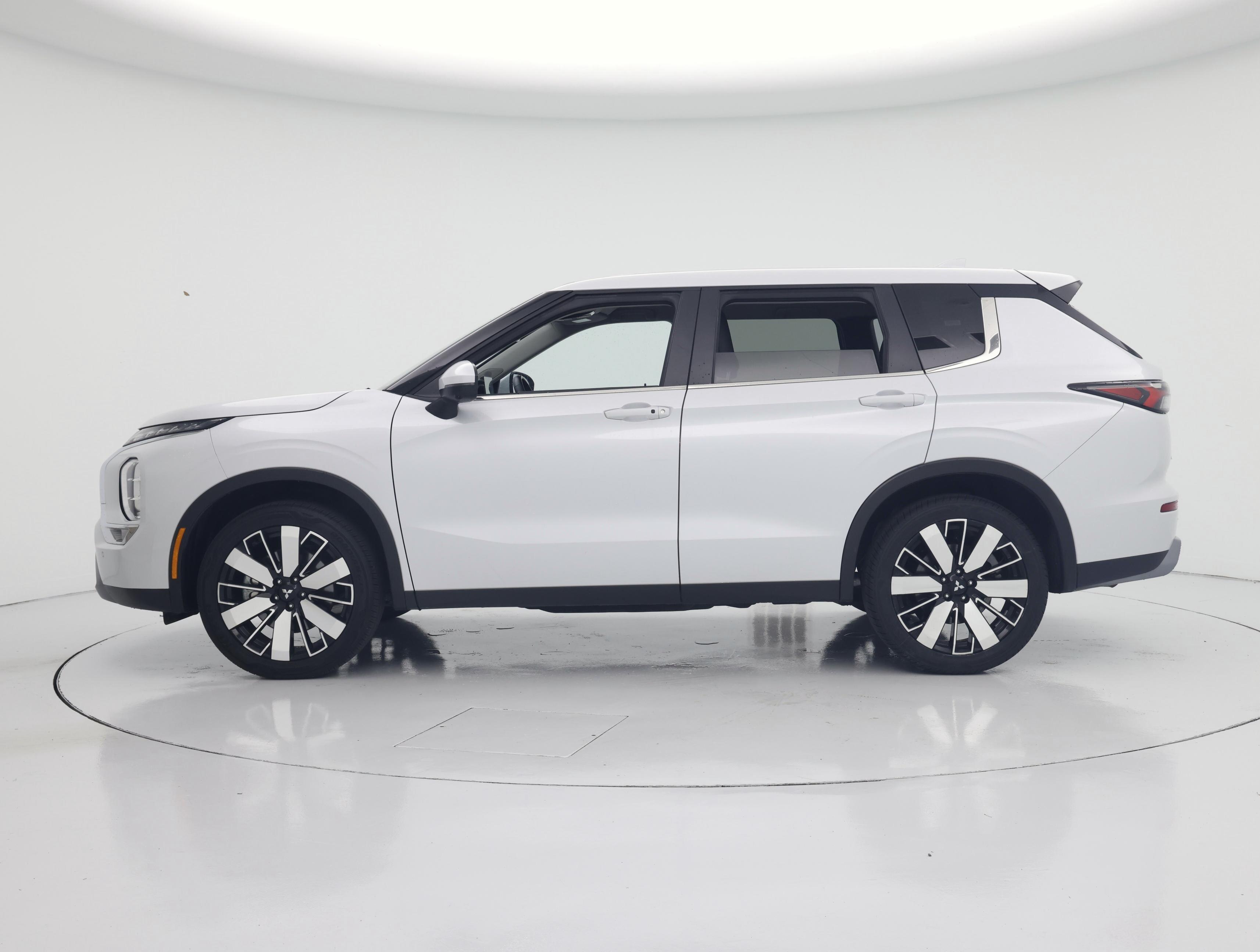 Thumbnail: 2025 Mitsubishi Outlander - 3