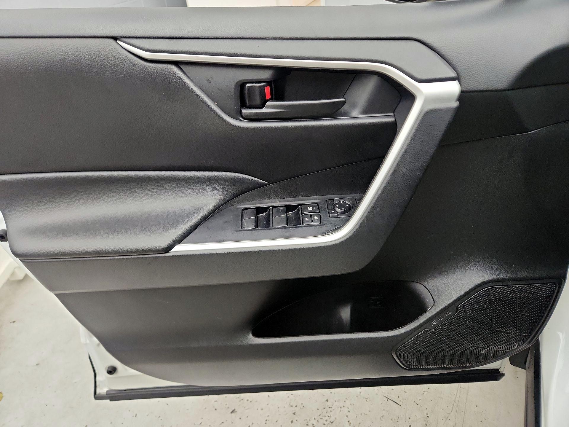 Thumbnail: 2022 Toyota RAV4 - 12