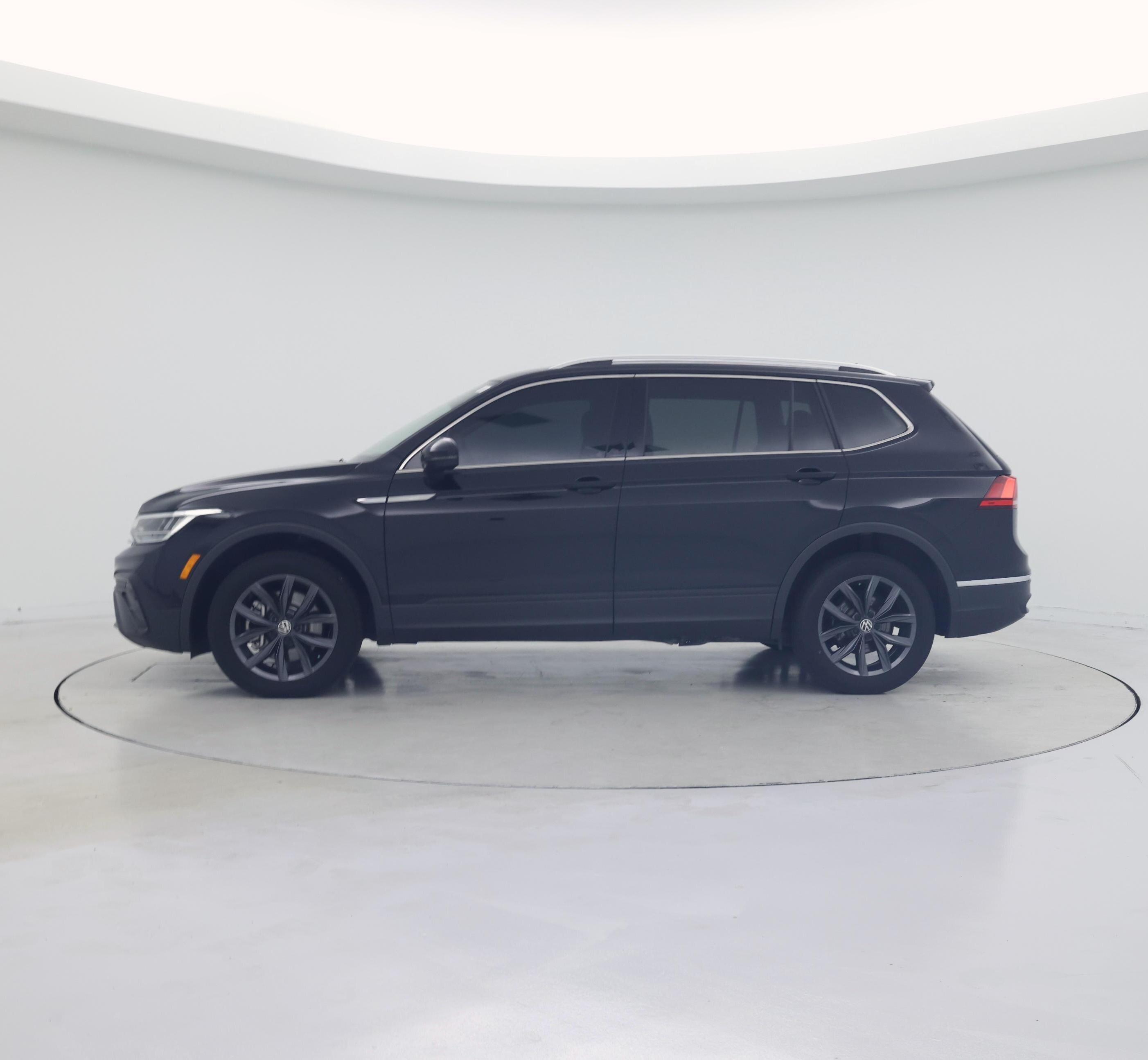 Thumbnail: 2023 Volkswagen Tiguan - 3
