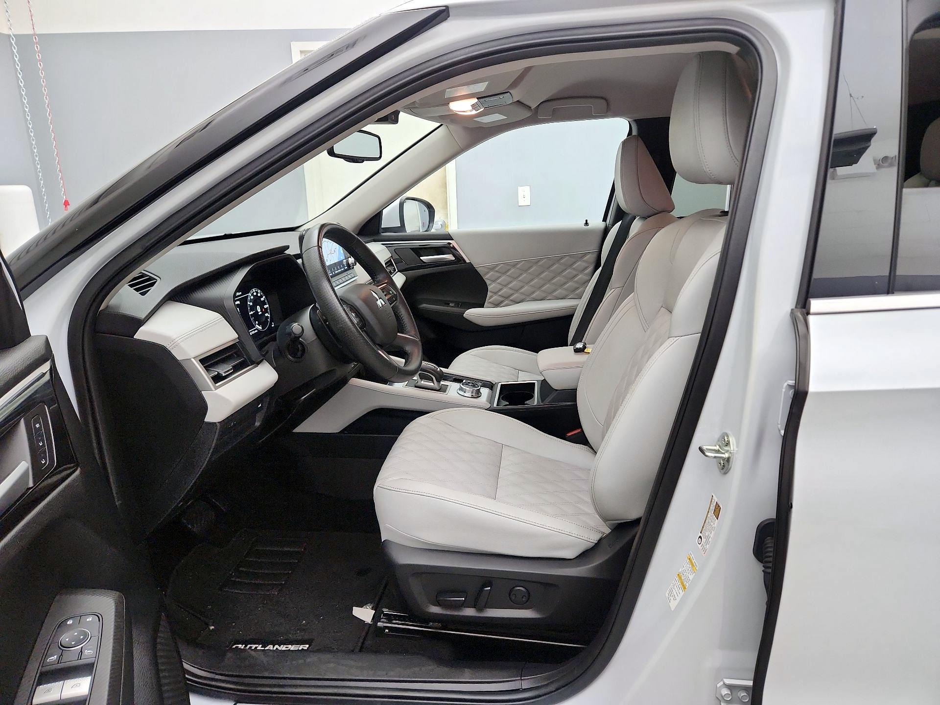 Thumbnail: 2024 Mitsubishi Outlander - 11