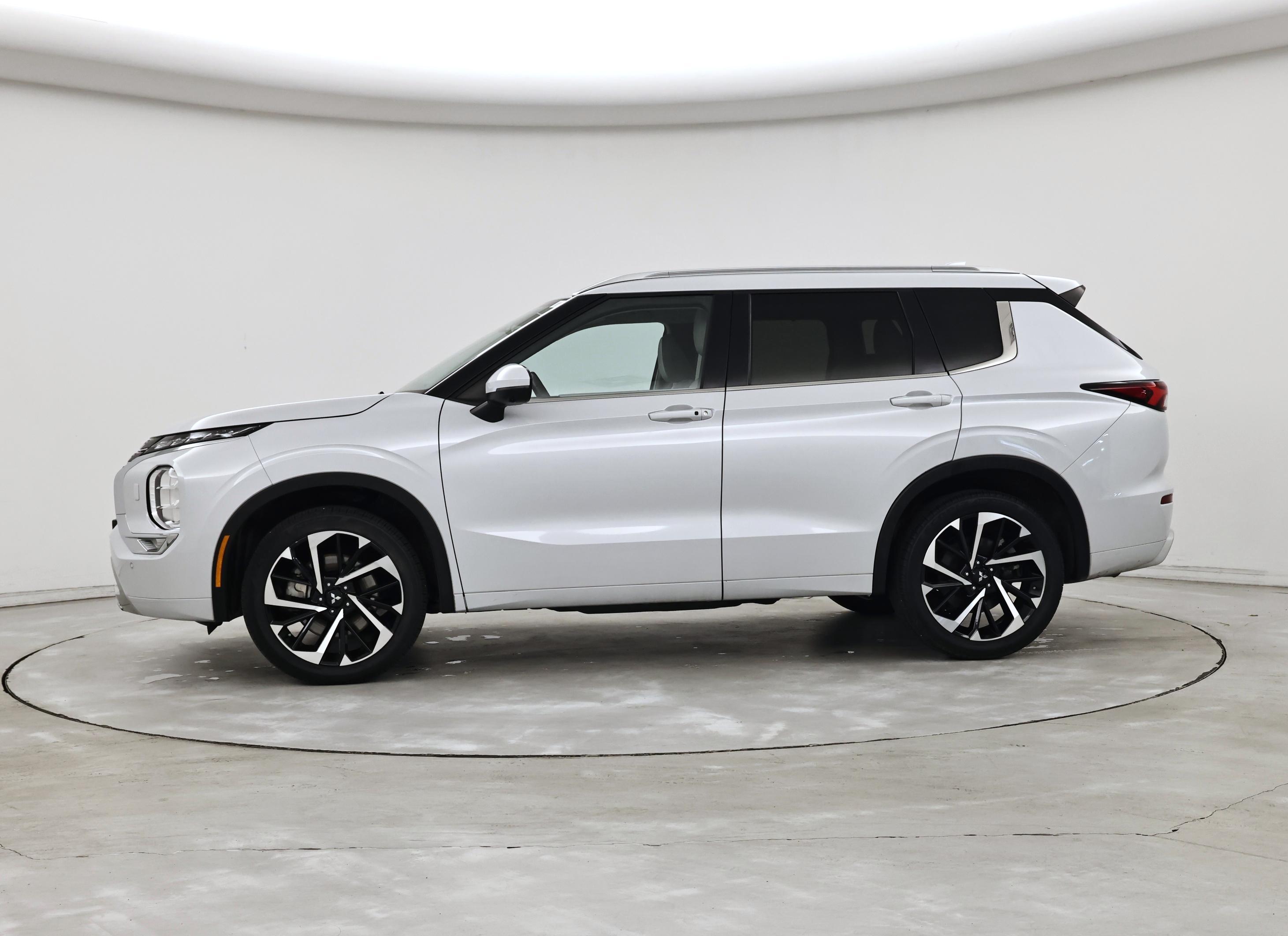 Thumbnail: 2024 Mitsubishi Outlander - 3