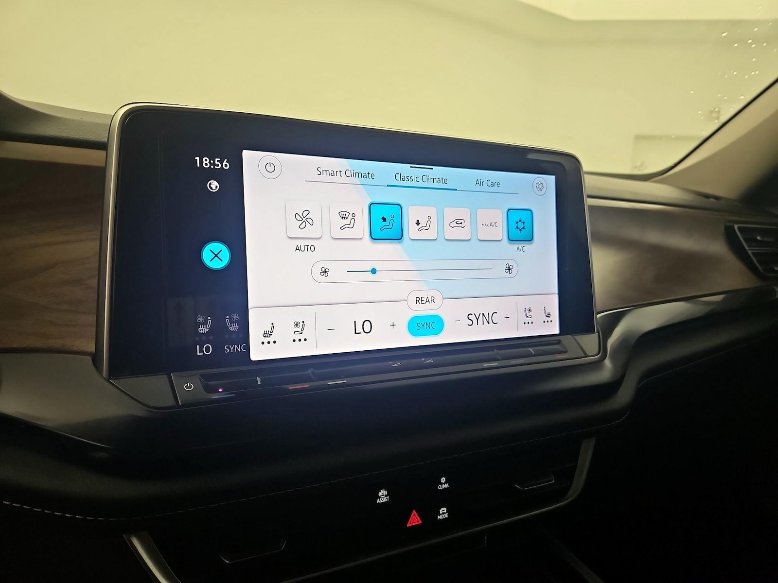 2024 Volkswagen Atlas SE - Photo 16