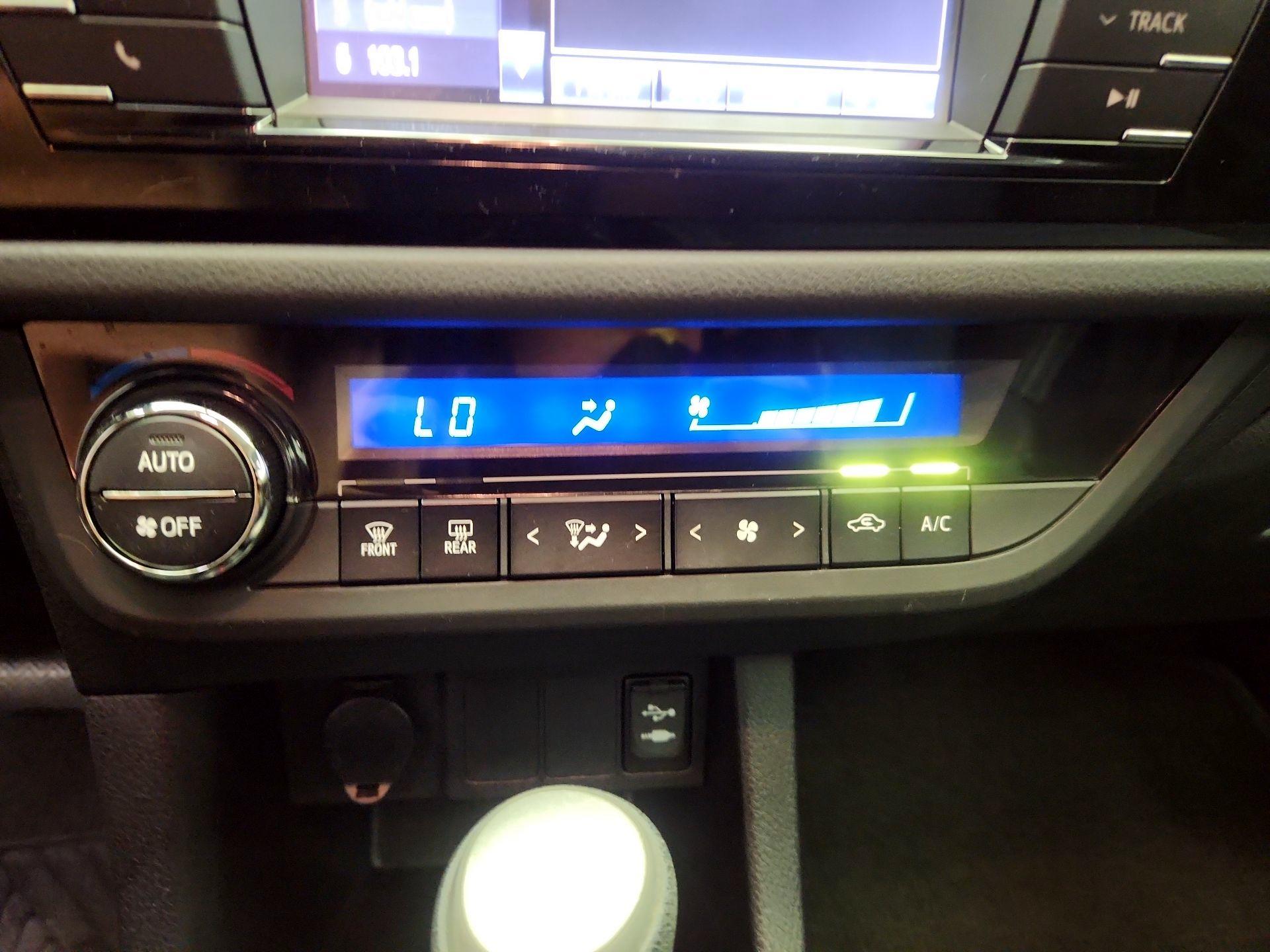 Thumbnail: 2014 Toyota Corolla - 16