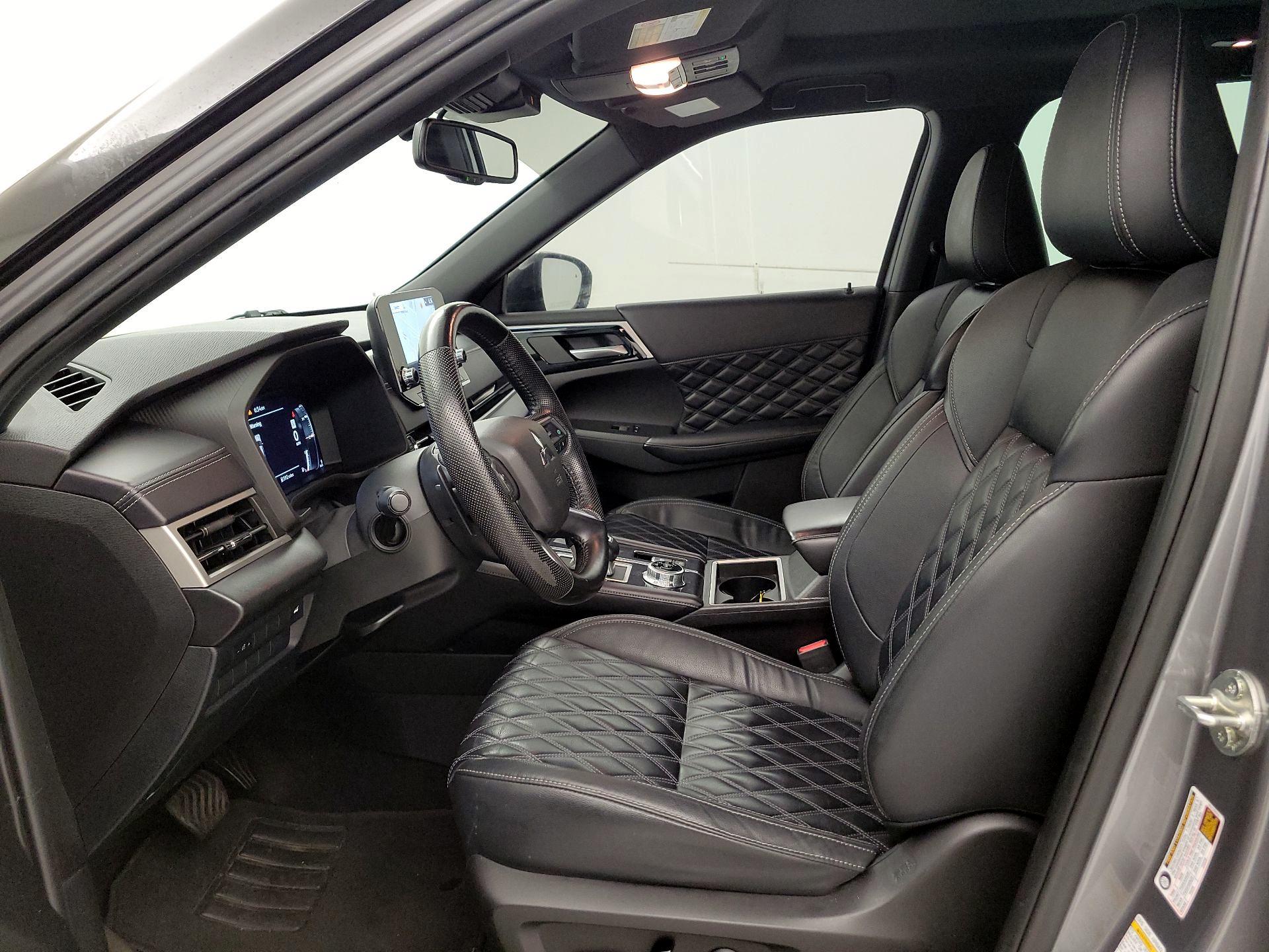 Thumbnail: 2023 Mitsubishi Outlander - 11