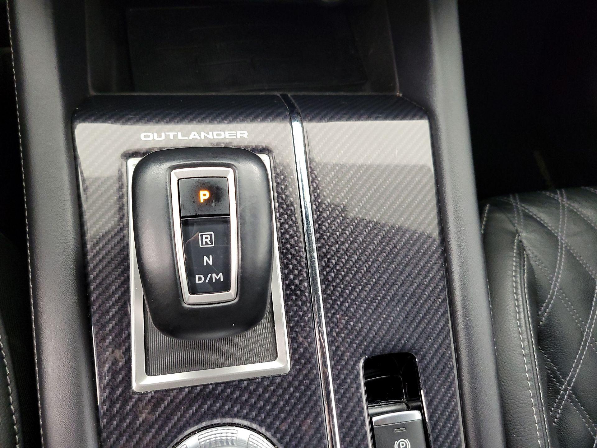 Thumbnail: 2023 Mitsubishi Outlander - 18